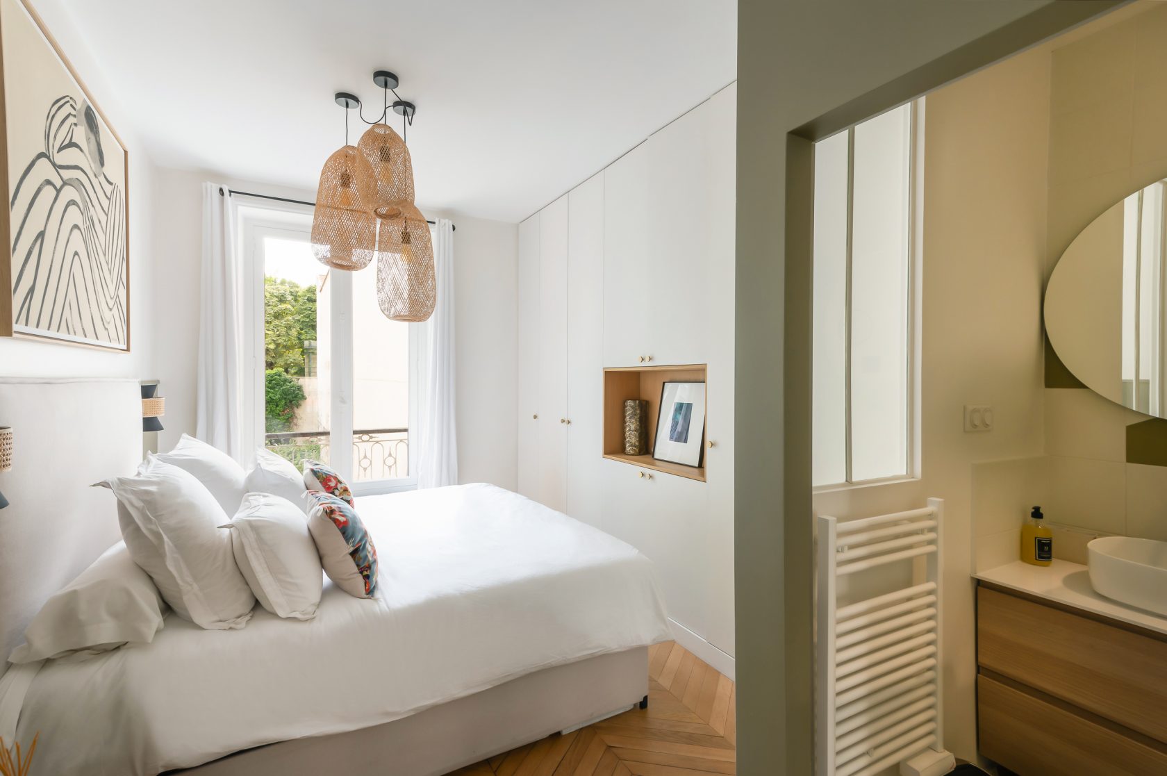 Appartement haussmanien avec une décoration contemporaine