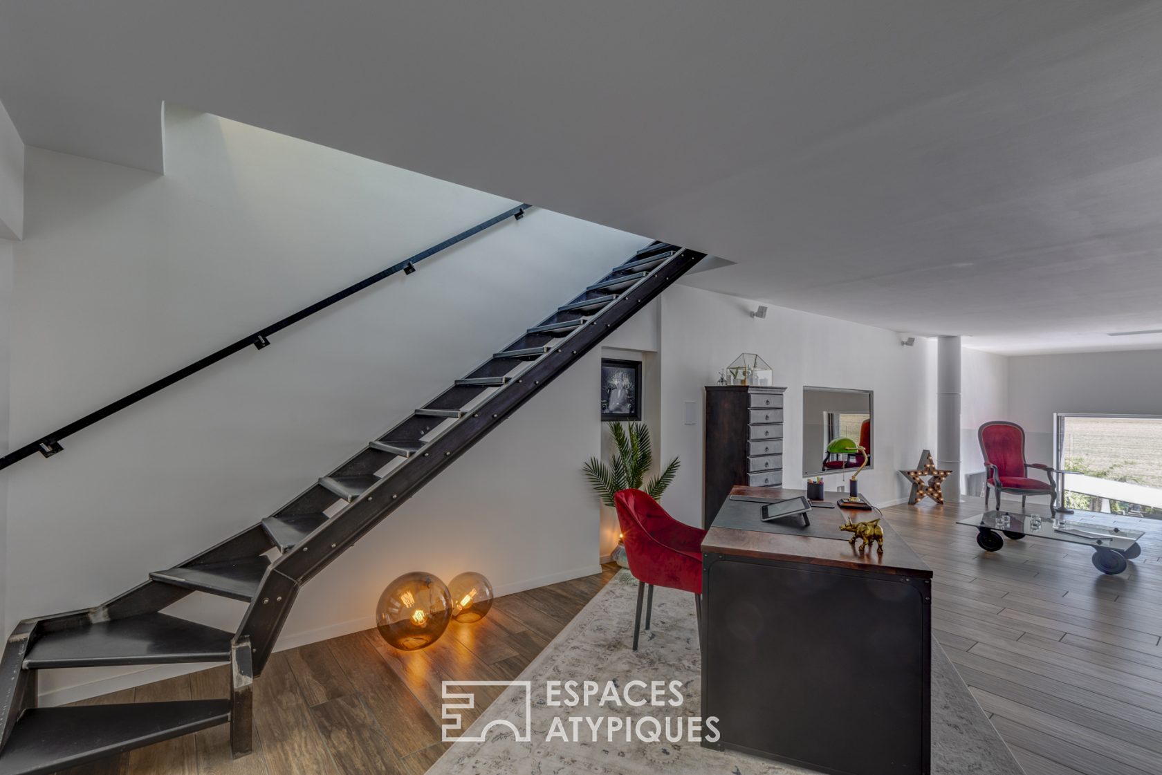 House-Loft with clean lines