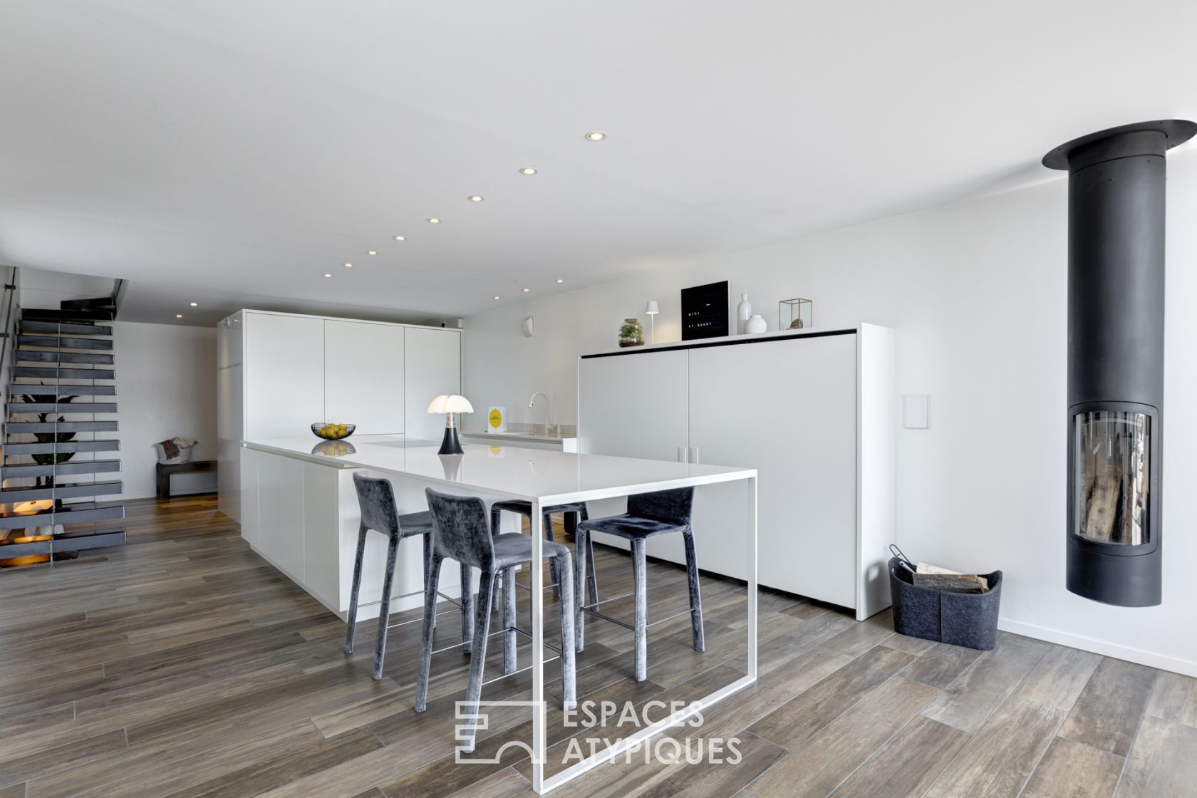House-Loft with clean lines