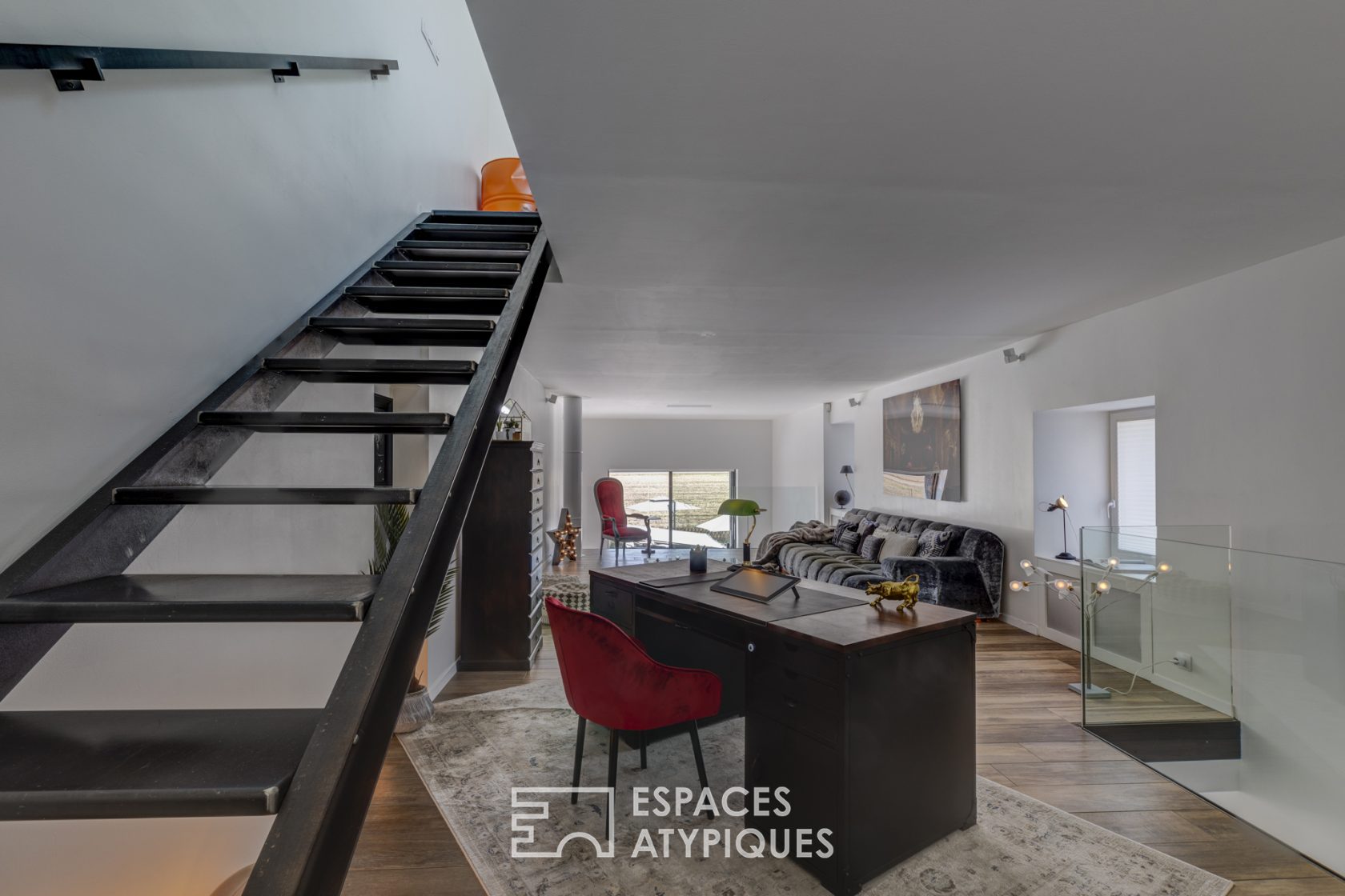 House-Loft with clean lines