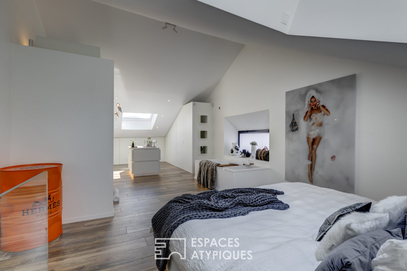 House-Loft with clean lines