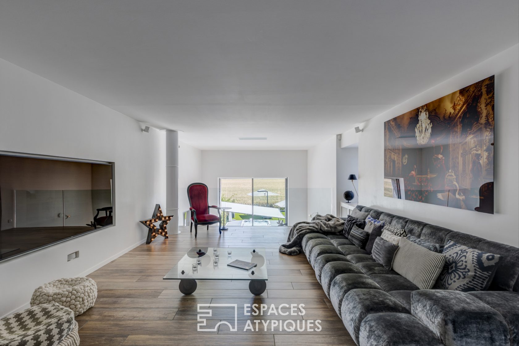 House-Loft with clean lines