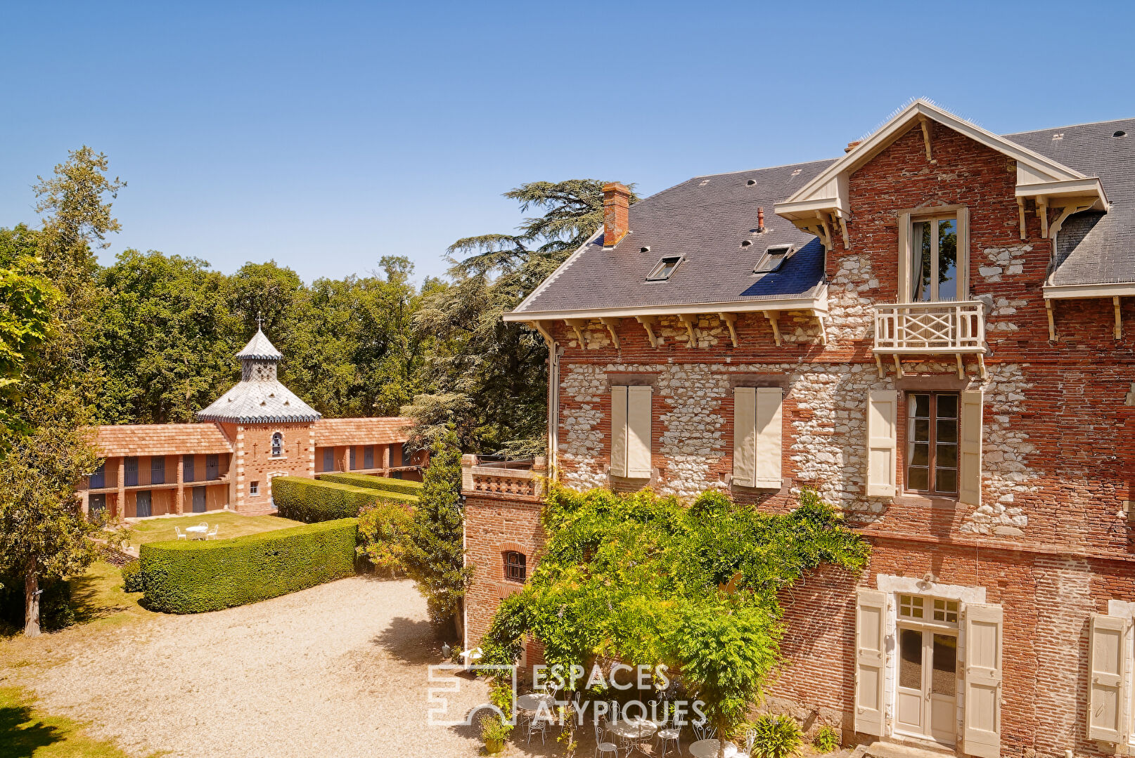 Château manoir et son ancien pigeonnier rénové