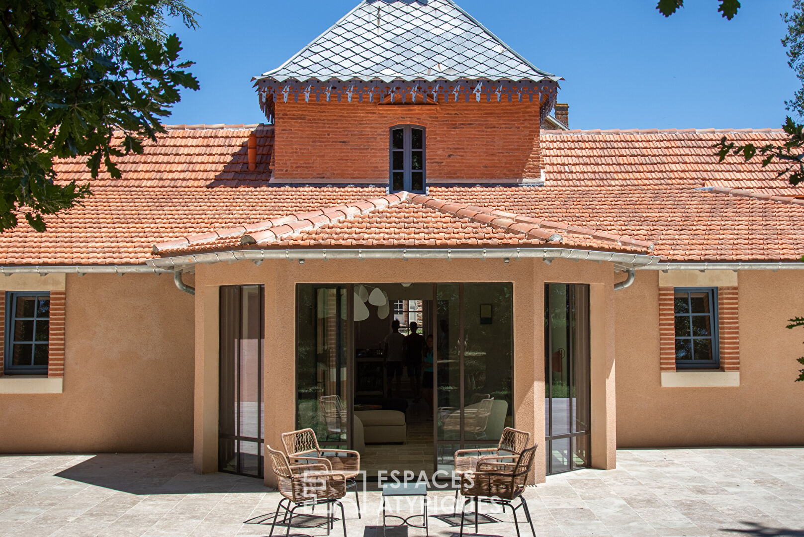 Château manoir et son ancien pigeonnier rénové