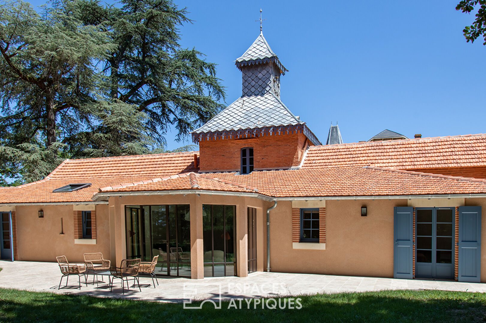 Château manoir et son ancien pigeonnier rénové