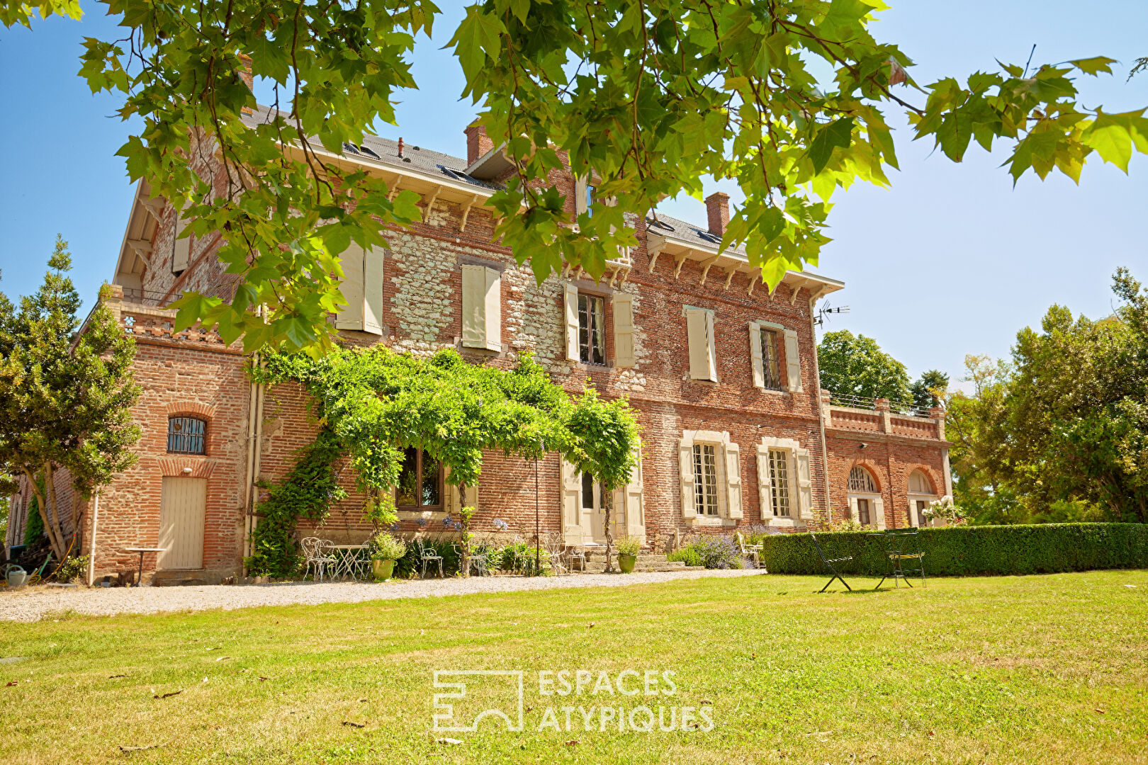 Château manoir et son ancien pigeonnier rénové