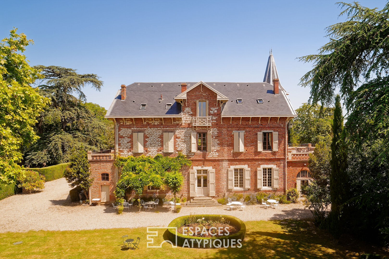 Château manoir et son ancien pigeonnier rénové