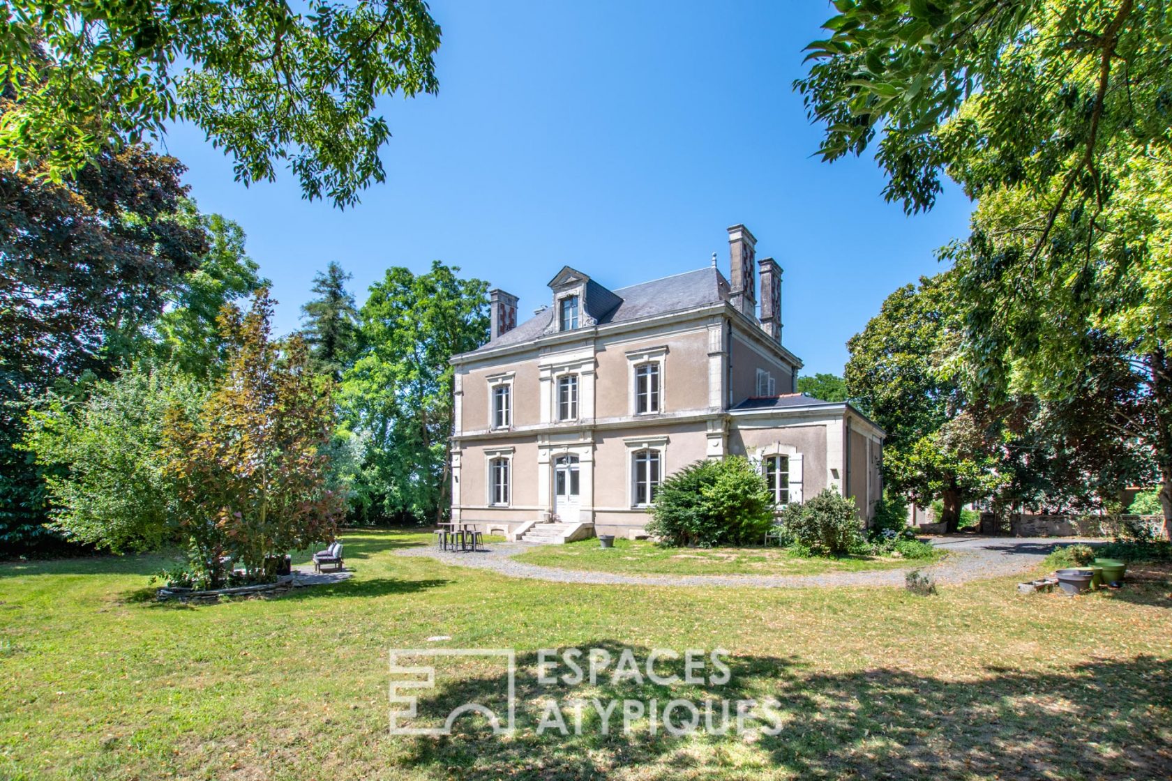 Maison de maître et séchoir à graines