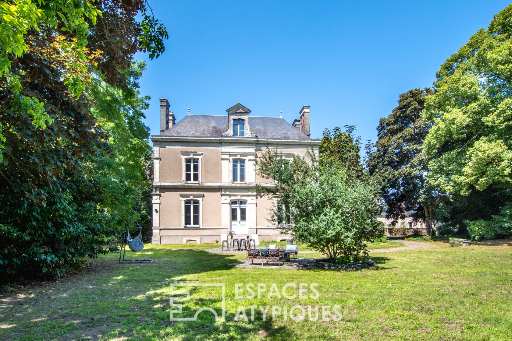 Maison de maître et séchoir à graines