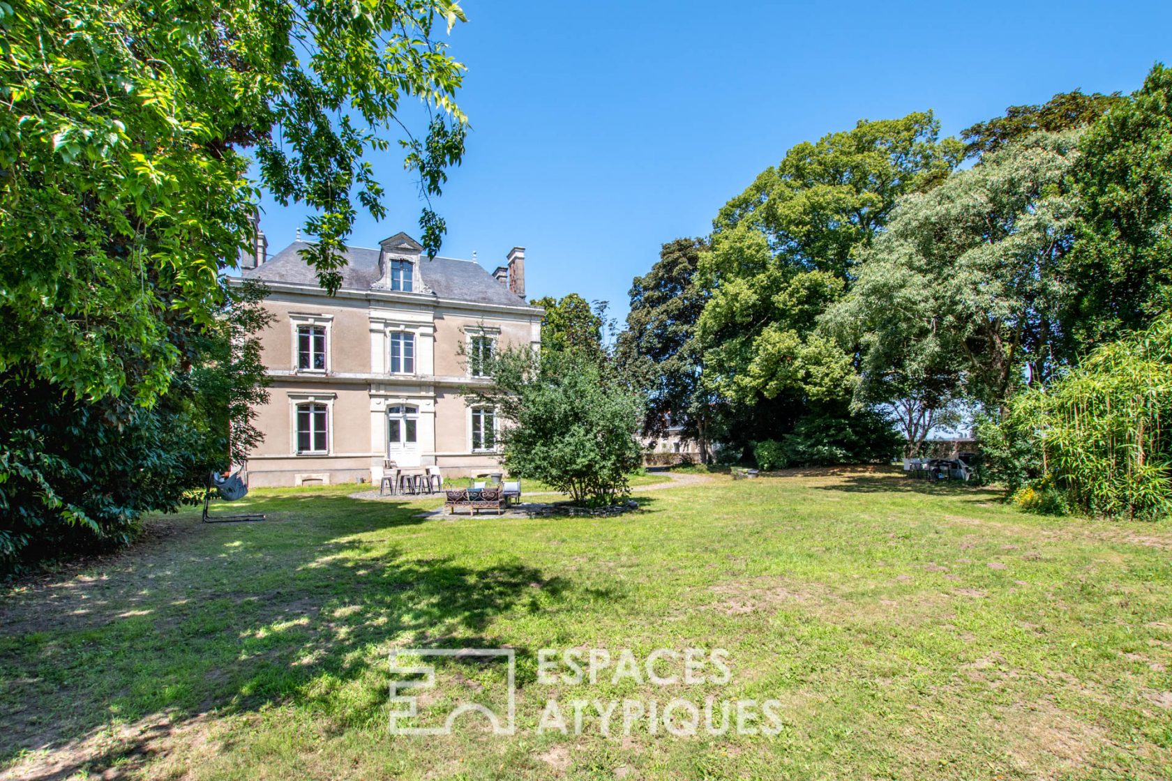 Maison de maître et séchoir à graines