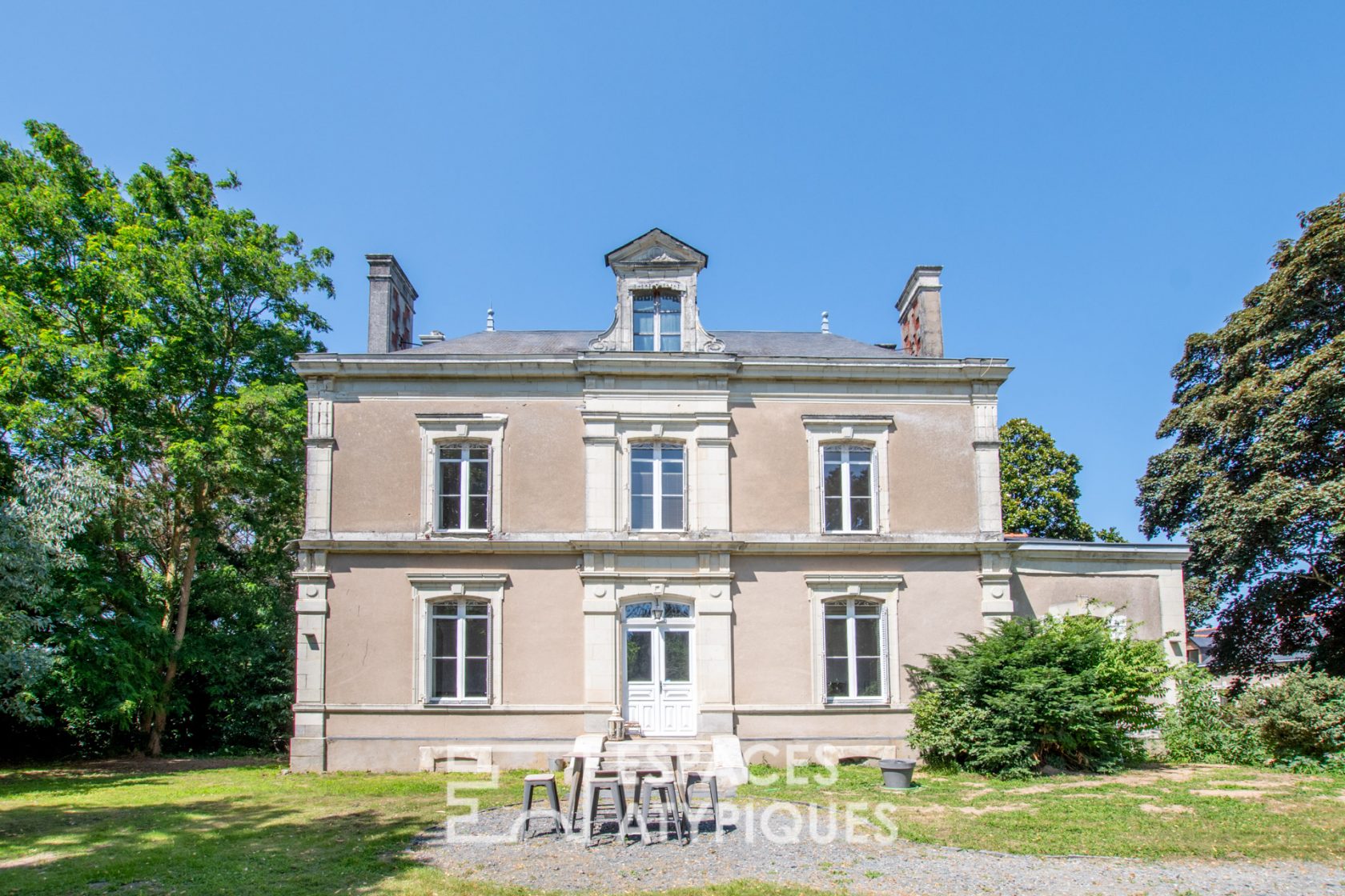 Maison de maître et séchoir à graines