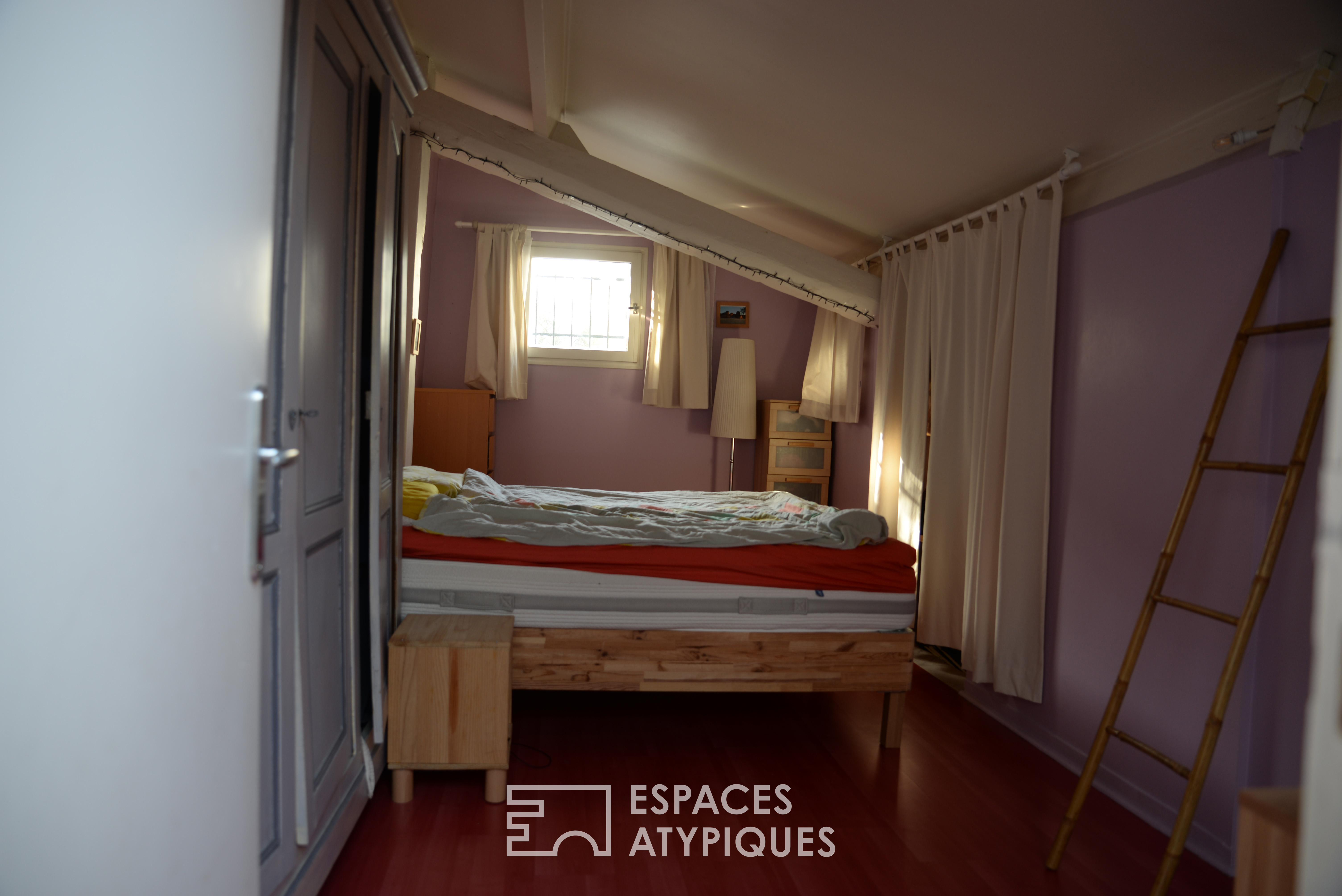 Loft coloré avec poutres apparentes