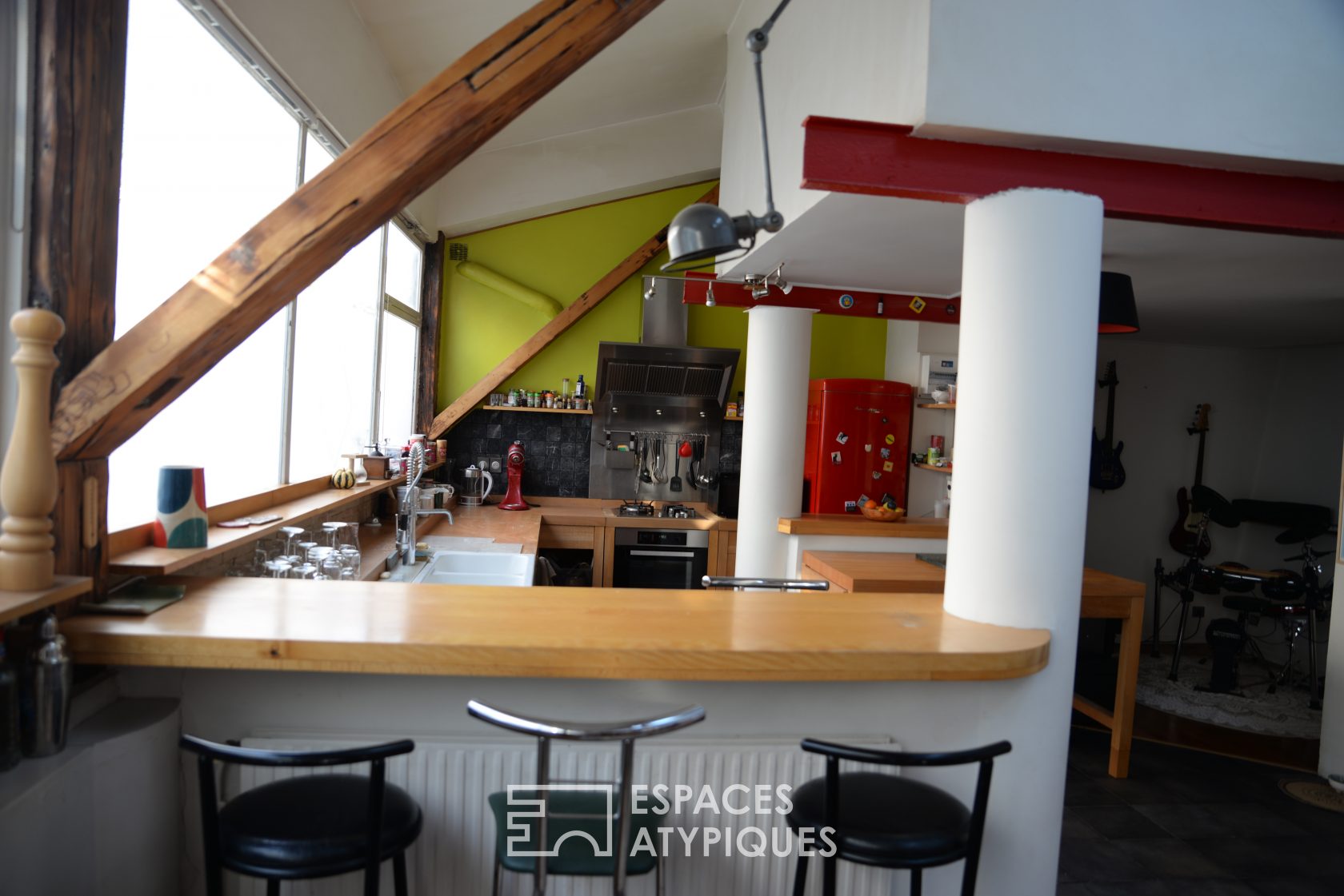 Loft coloré avec poutres apparentes