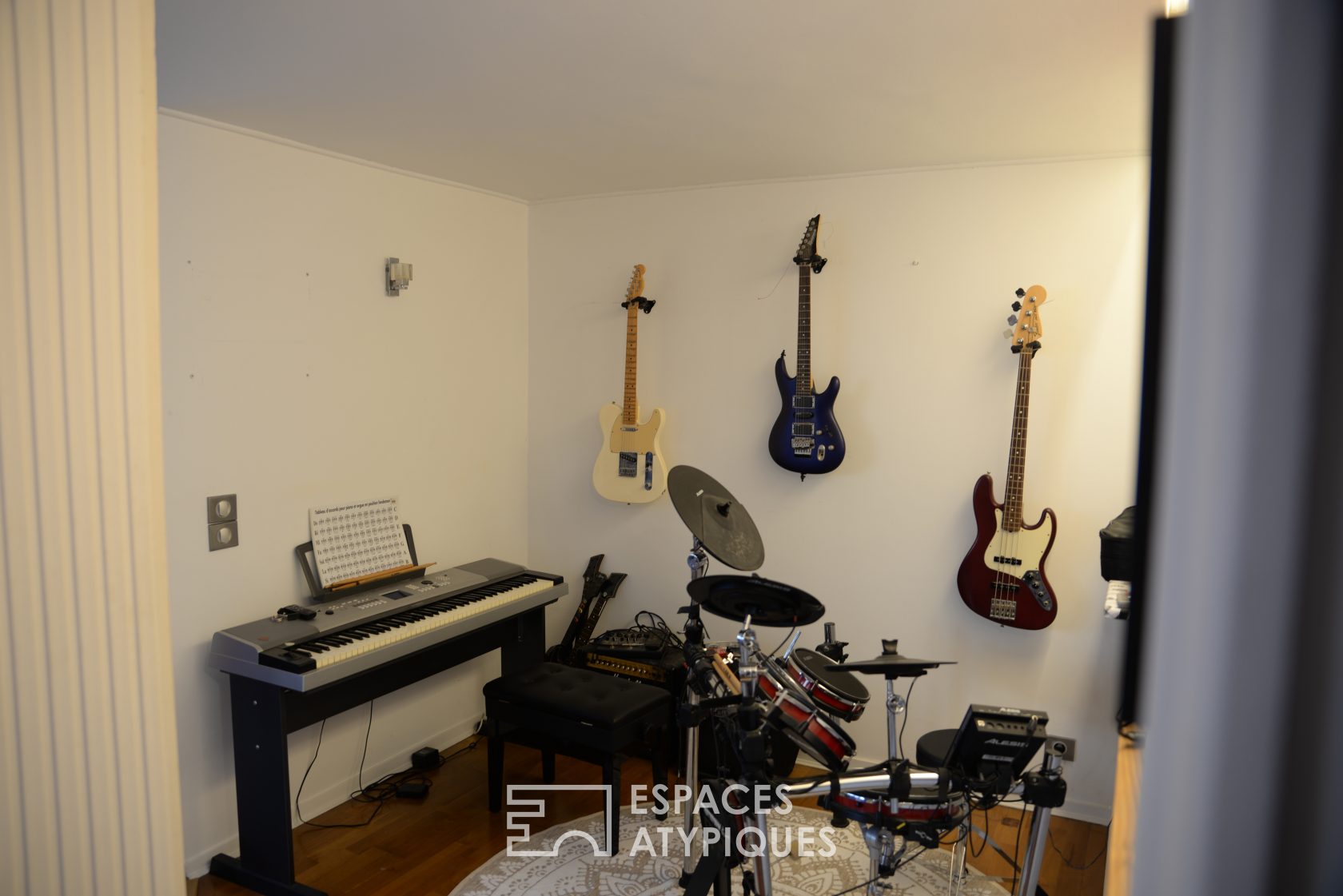 Loft coloré avec poutres apparentes