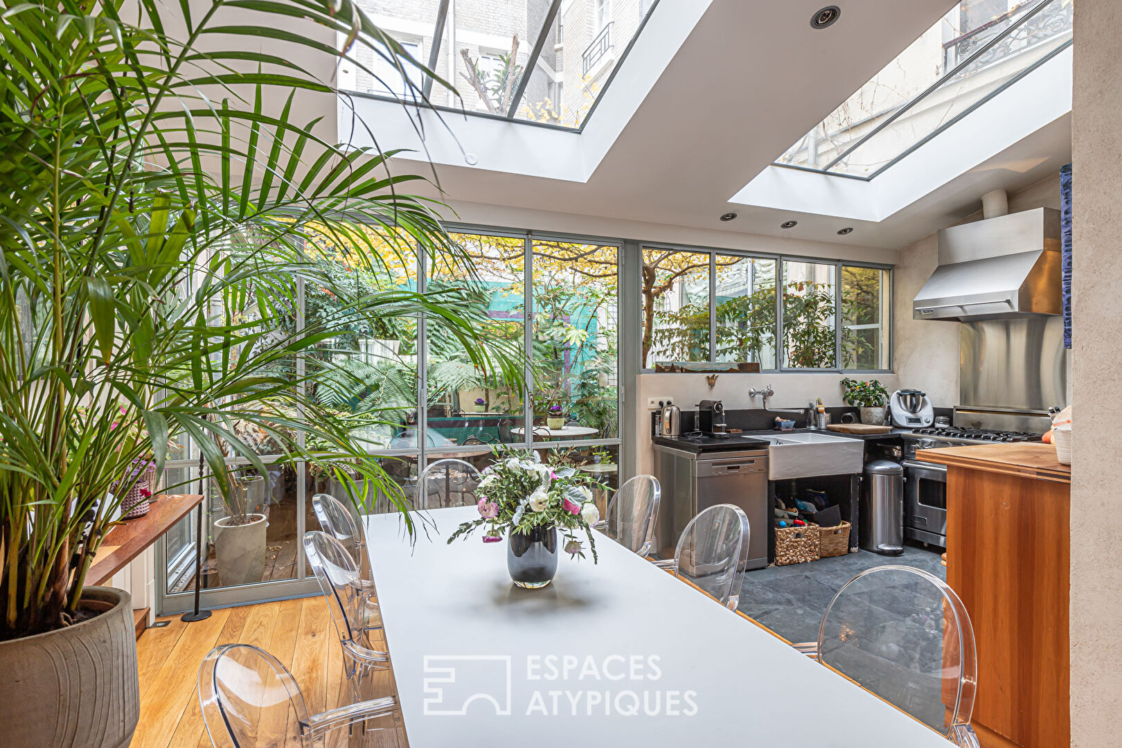 Loft in a former printing house with patio