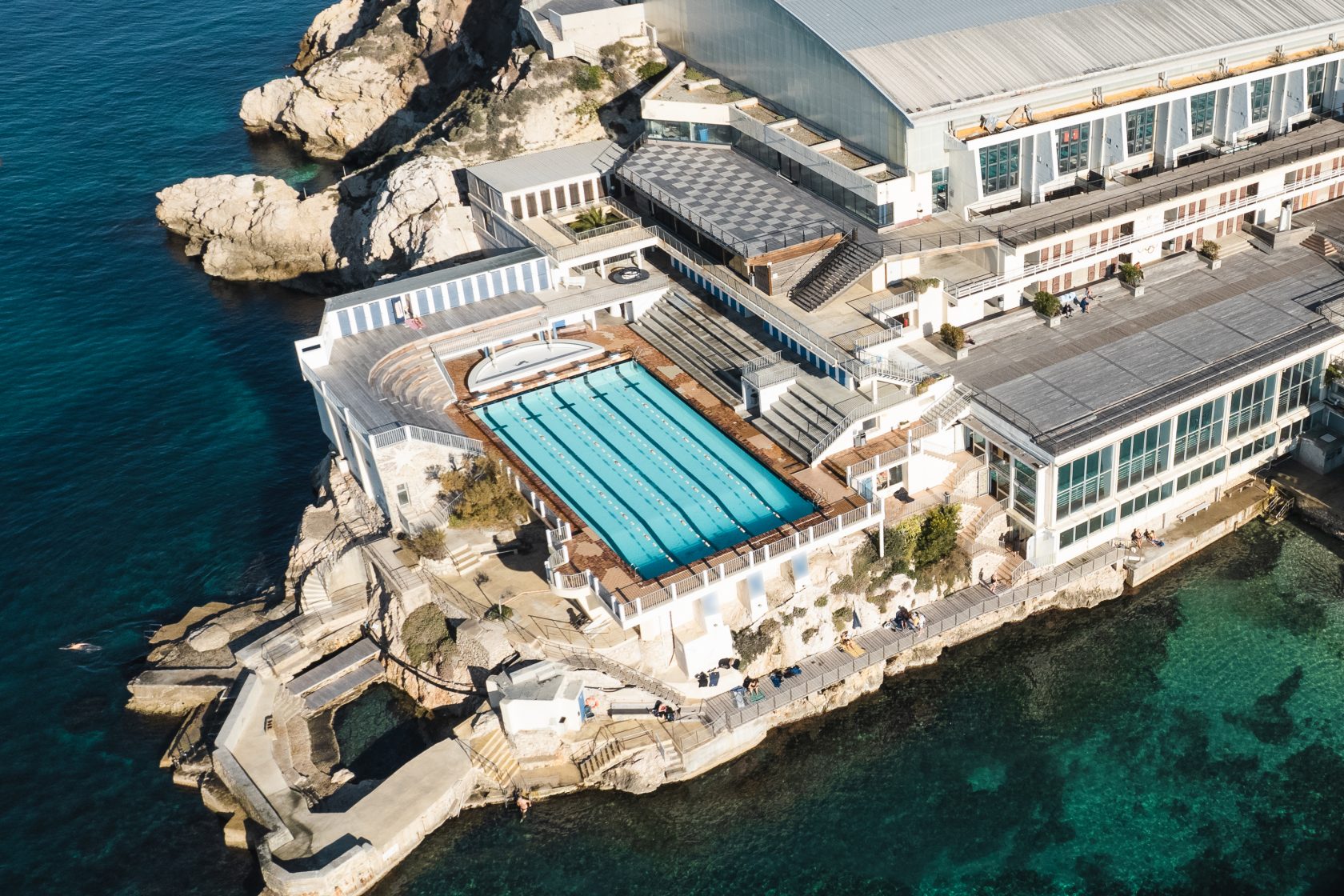 Bassin de nage avec vue sur la Méditerranée