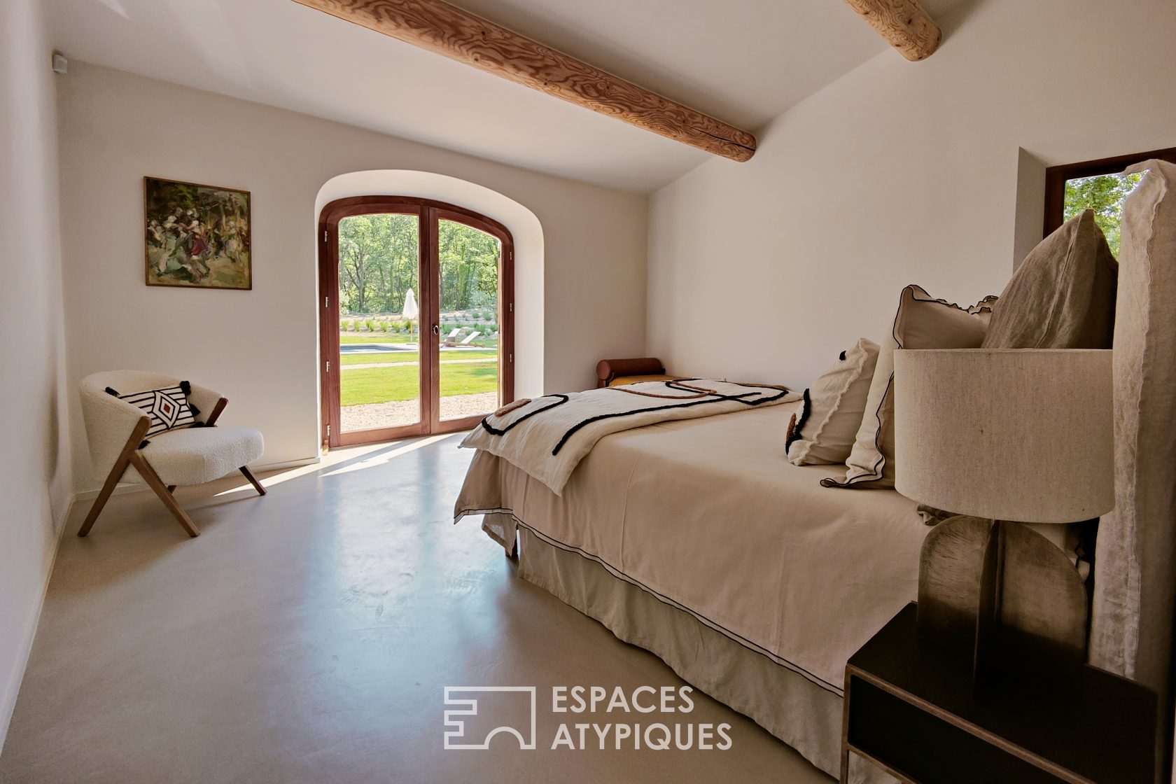 Mas provençal en pierre esprit méditerranéen
