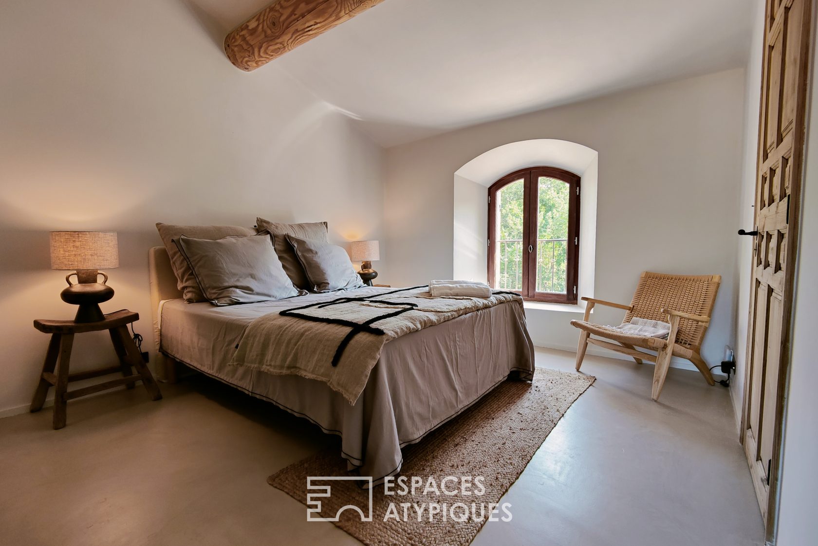 Mas provençal en pierre esprit méditerranéen
