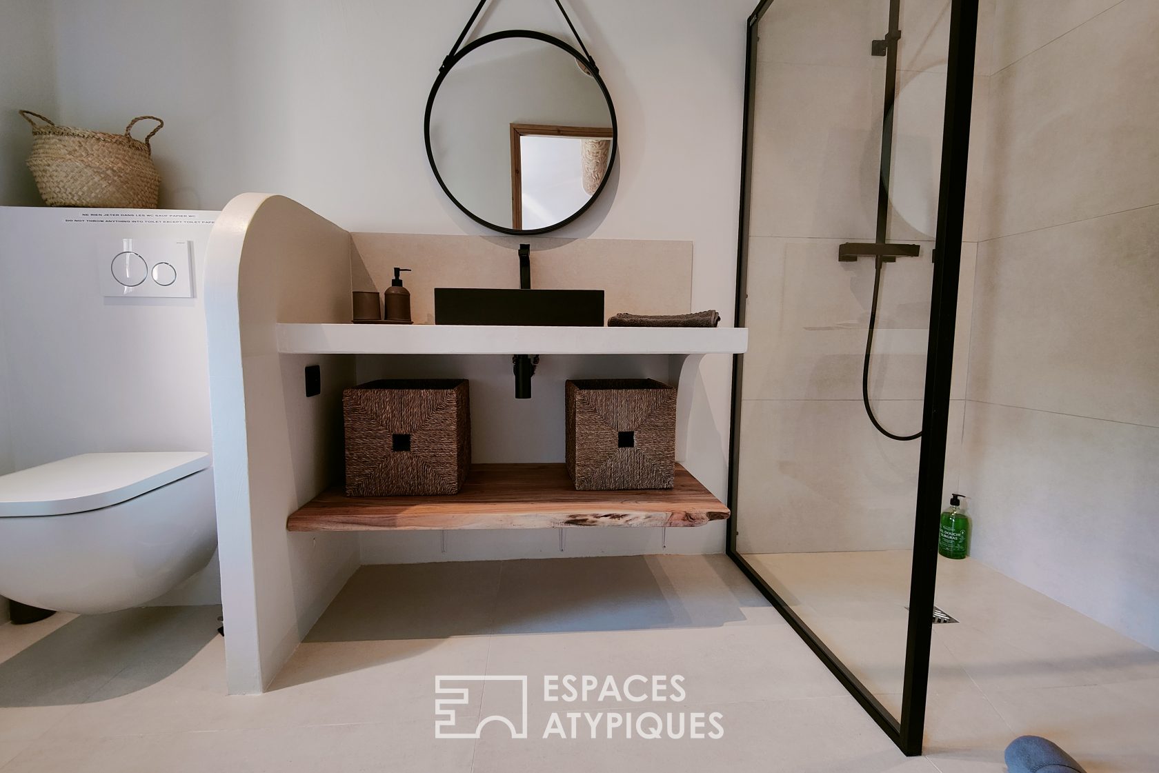 Mas provençal en pierre esprit méditerranéen