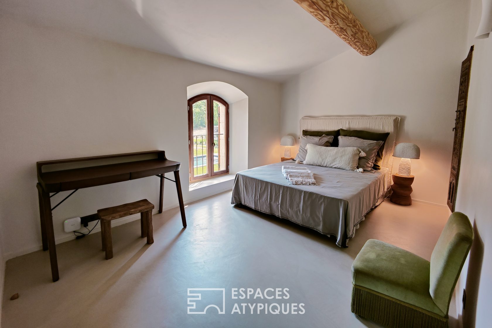 Mas provençal en pierre esprit méditerranéen