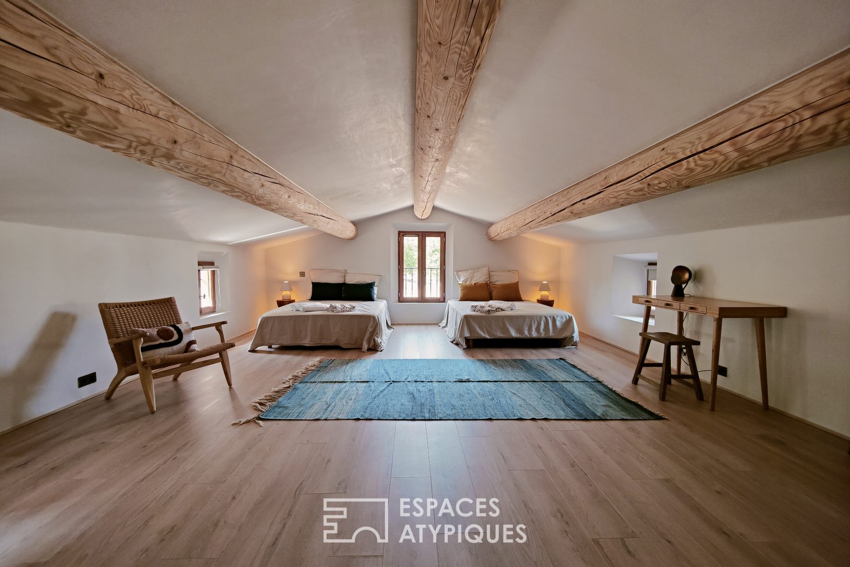 Mas provençal en pierre esprit méditerranéen