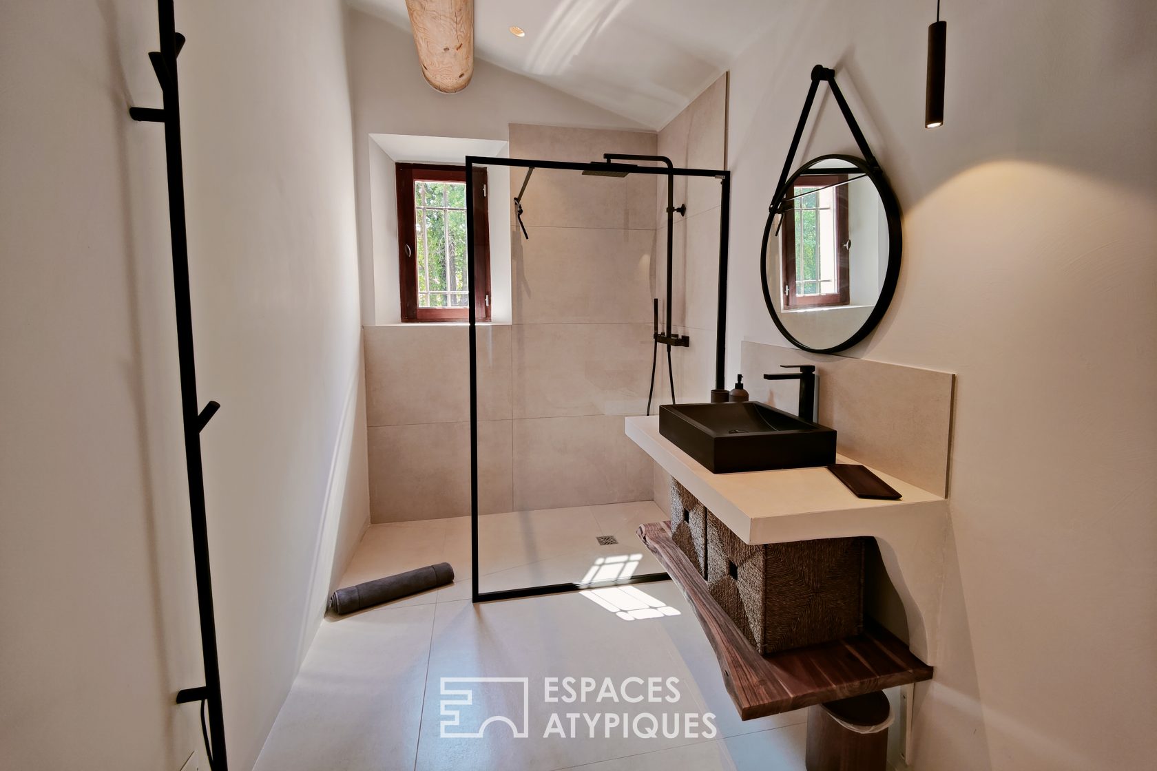 Mas provençal en pierre esprit méditerranéen