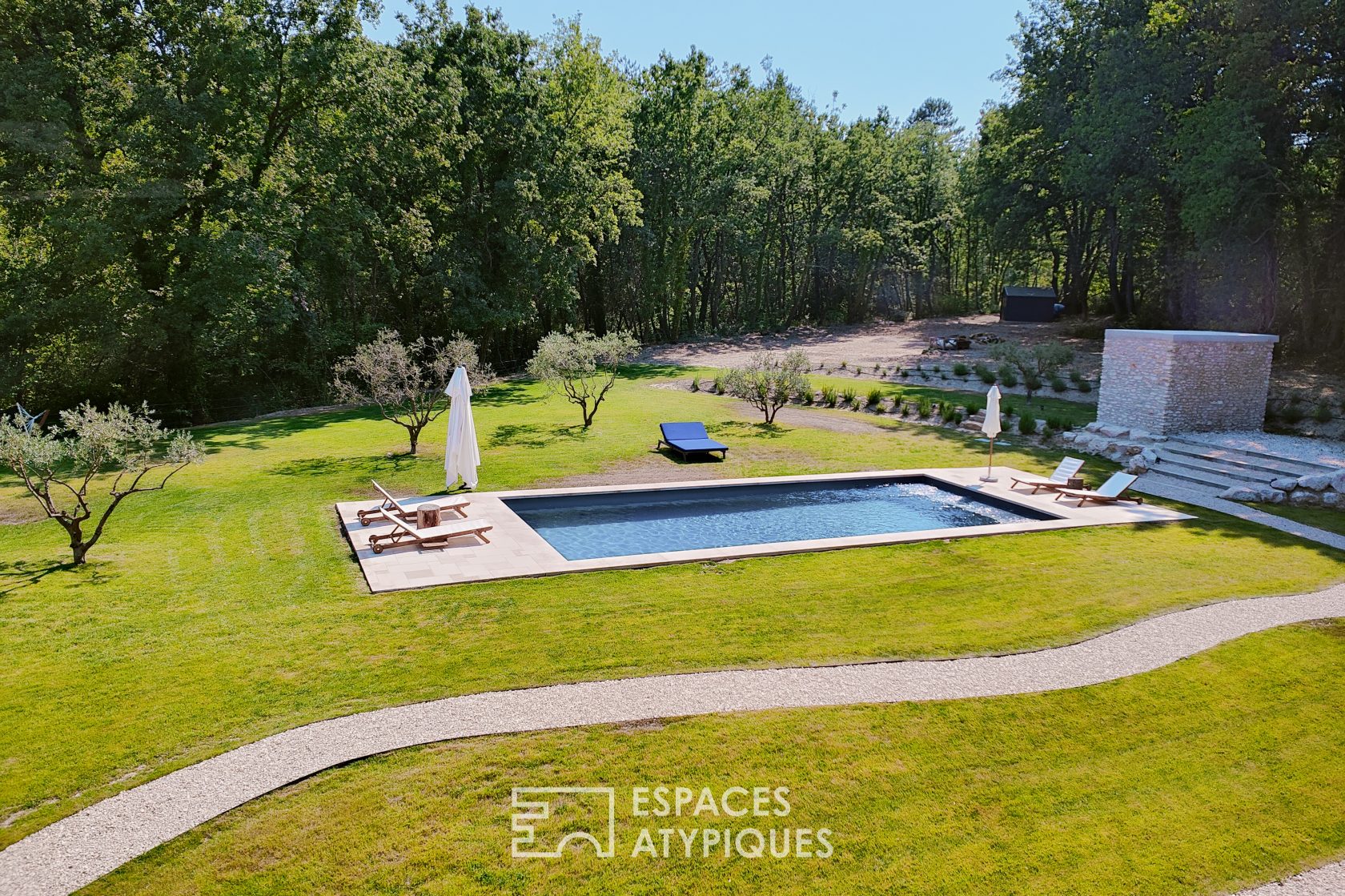 Mas provençal en pierre esprit méditerranéen