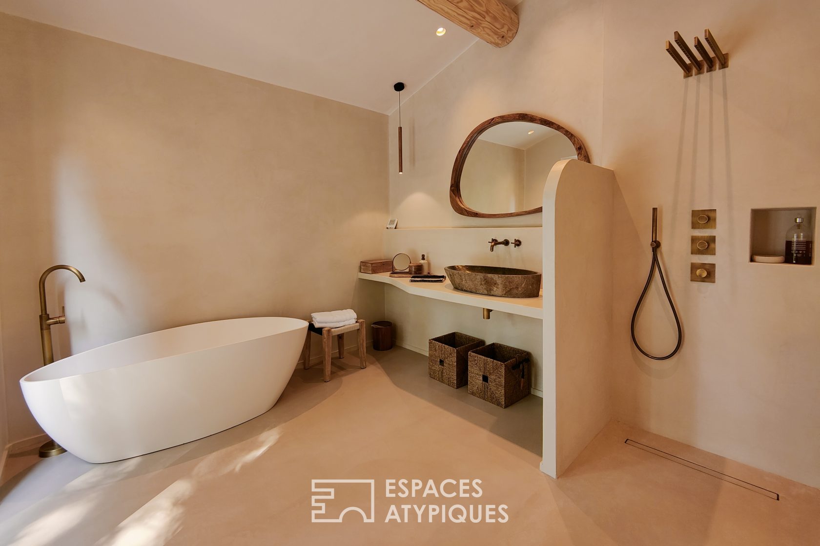 Mas provençal en pierre esprit méditerranéen