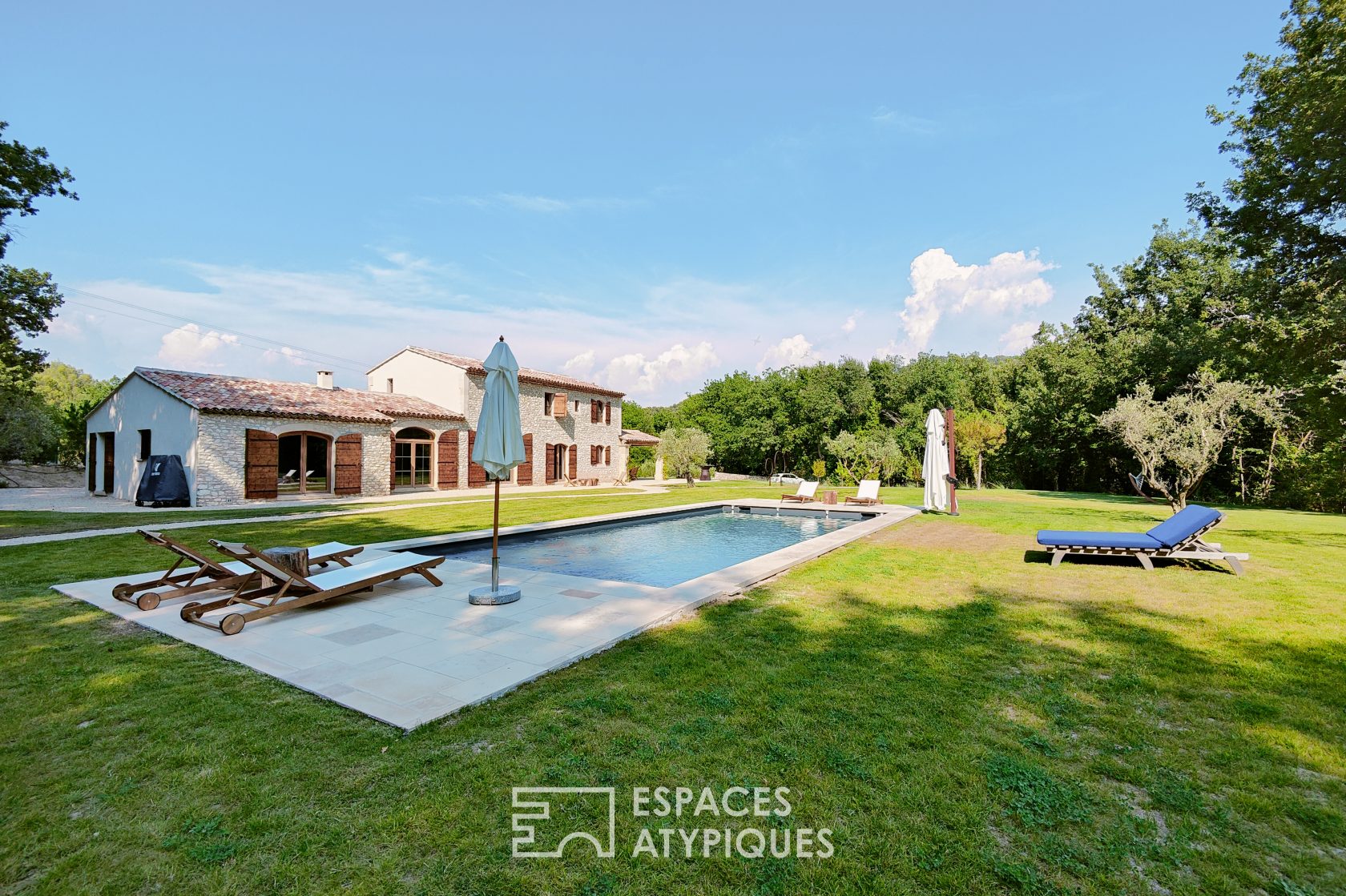 Mas provençal en pierre esprit méditerranéen