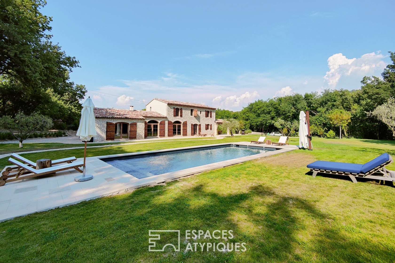 Mas provençal en pierre esprit méditerranéen