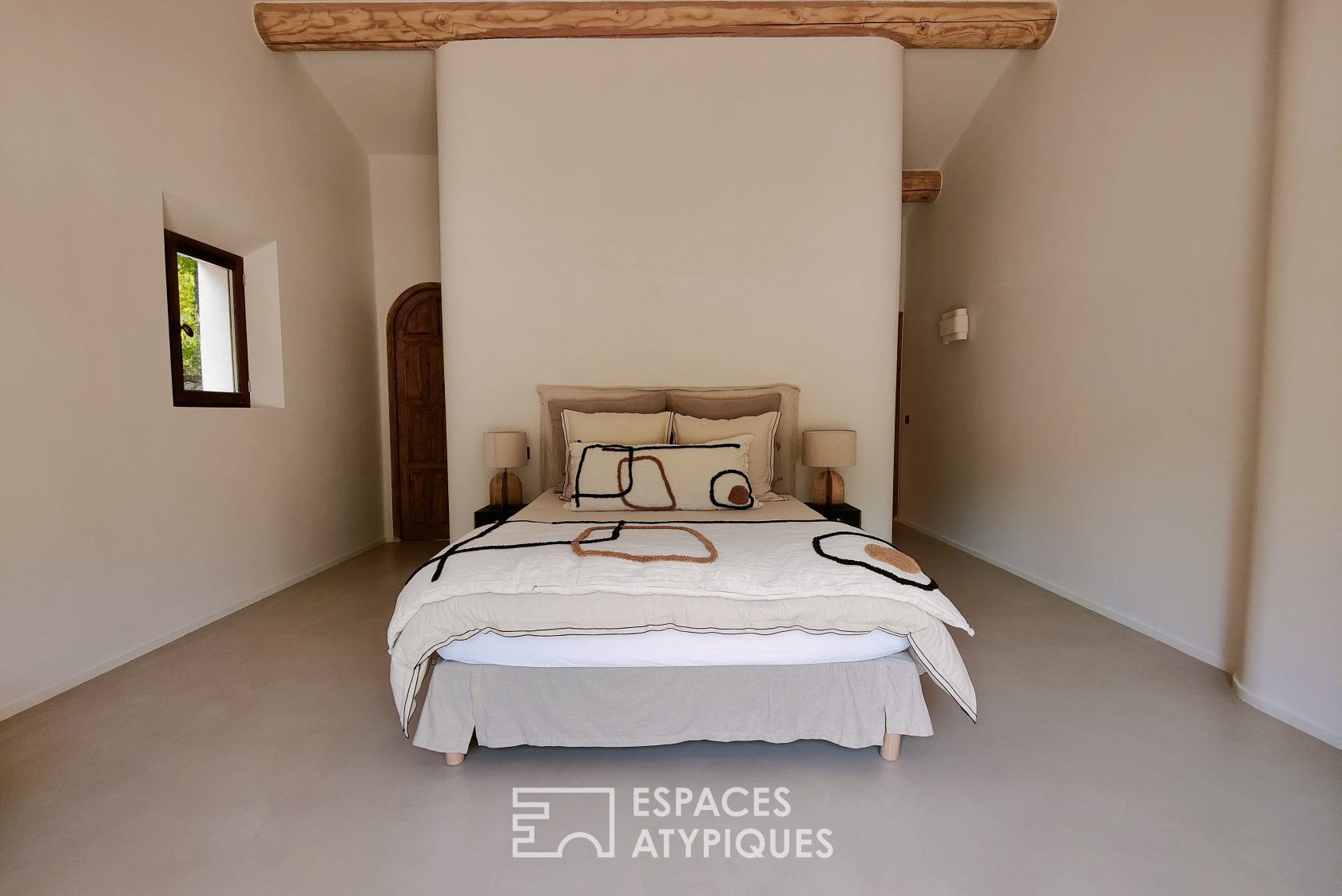 Mas provençal en pierre esprit méditerranéen