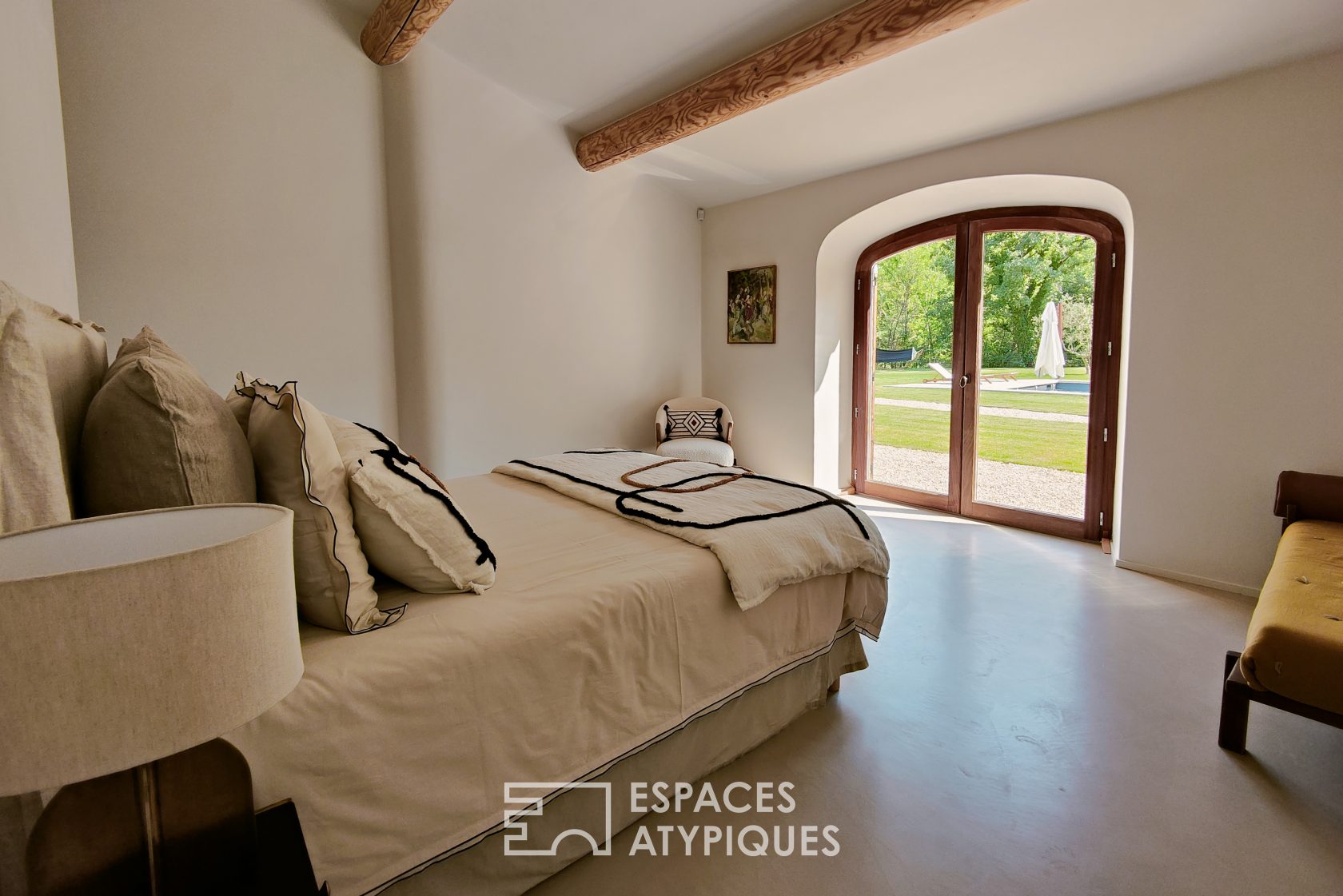 Mas provençal en pierre esprit méditerranéen