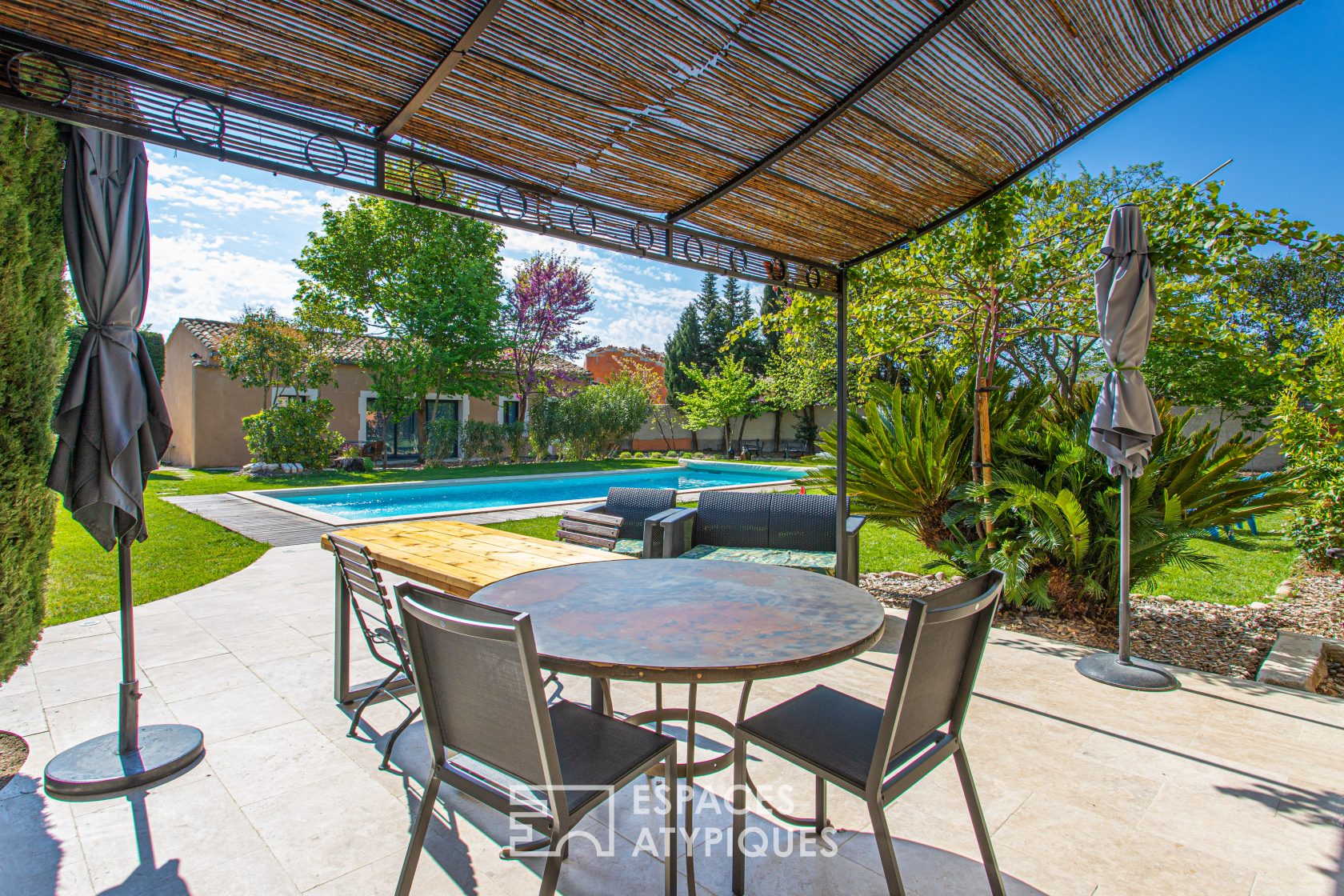 Mas contemporain rénové avec piscine