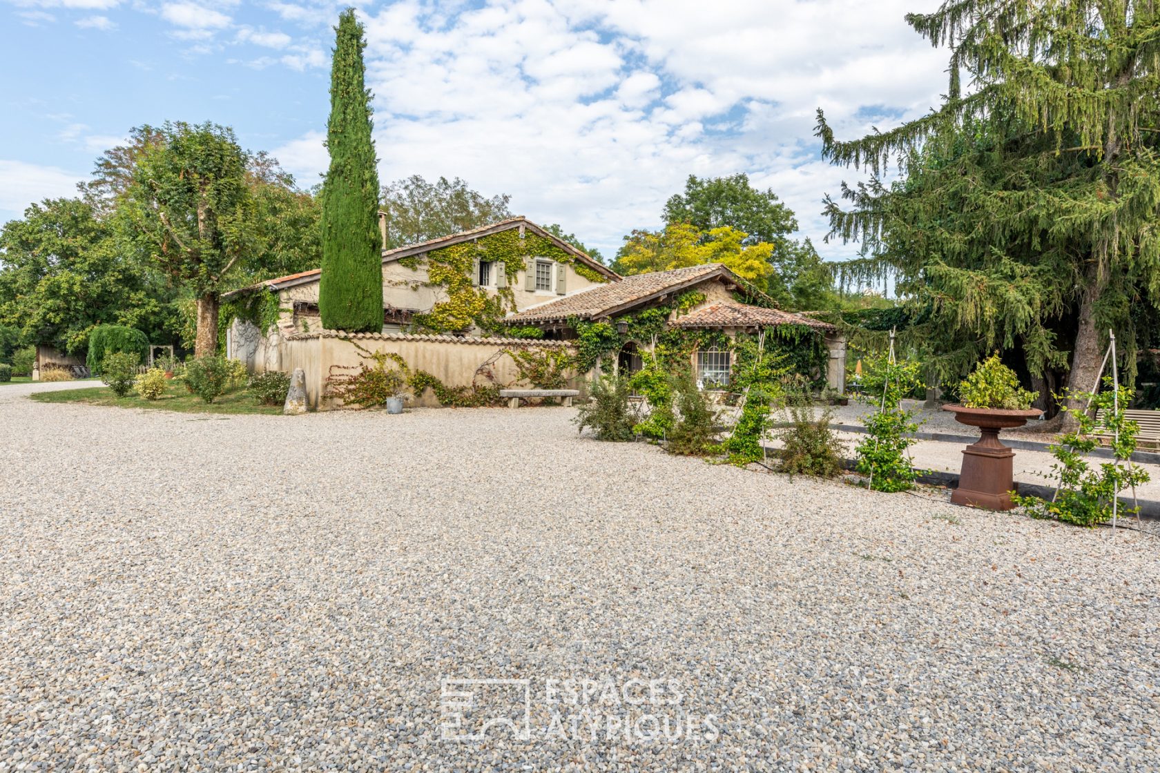 Bucolic estate in the countryside