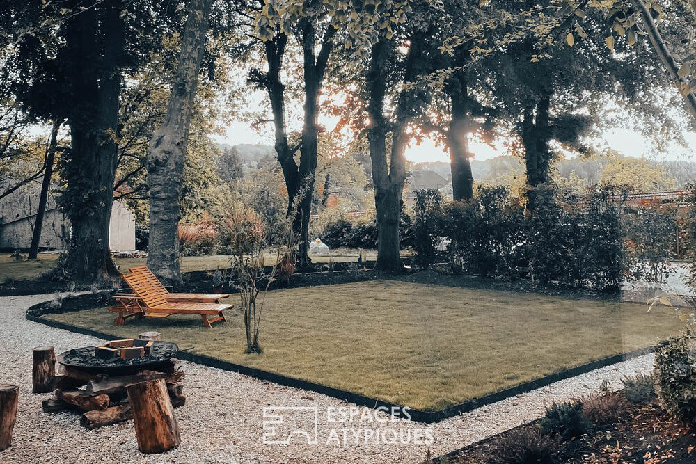 Maison de campagne avec une décoration contemporaine