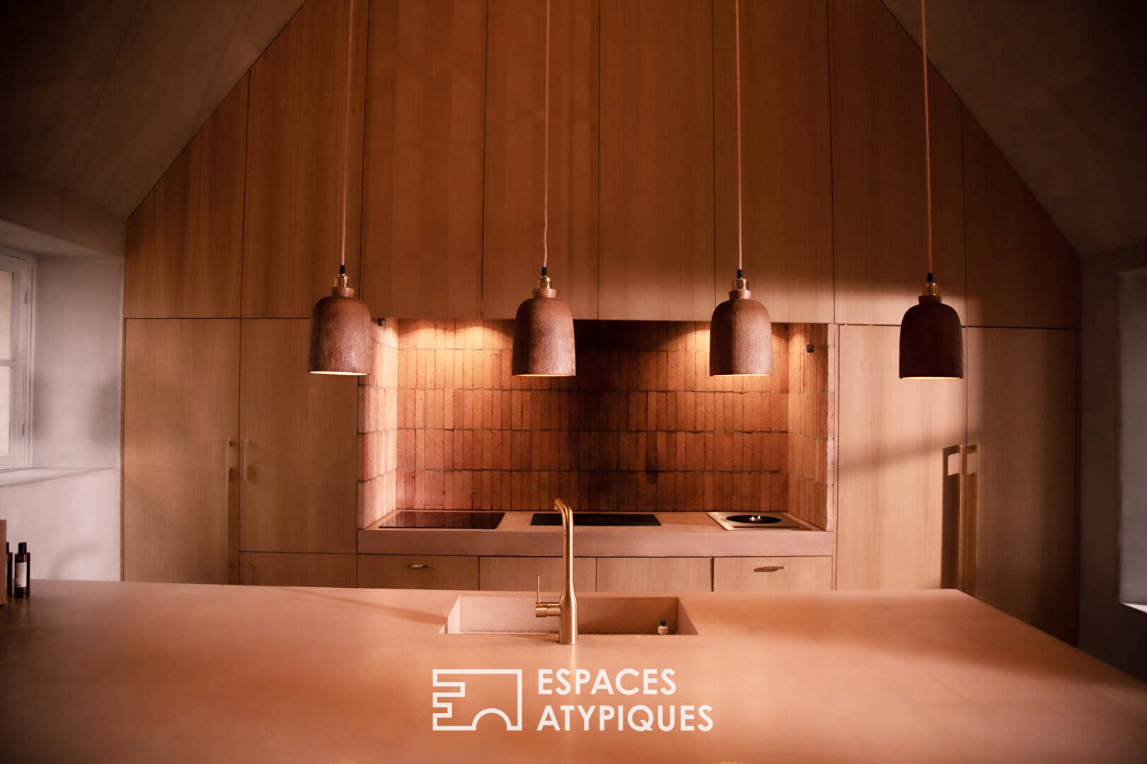 Maison de campagne avec une décoration contemporaine