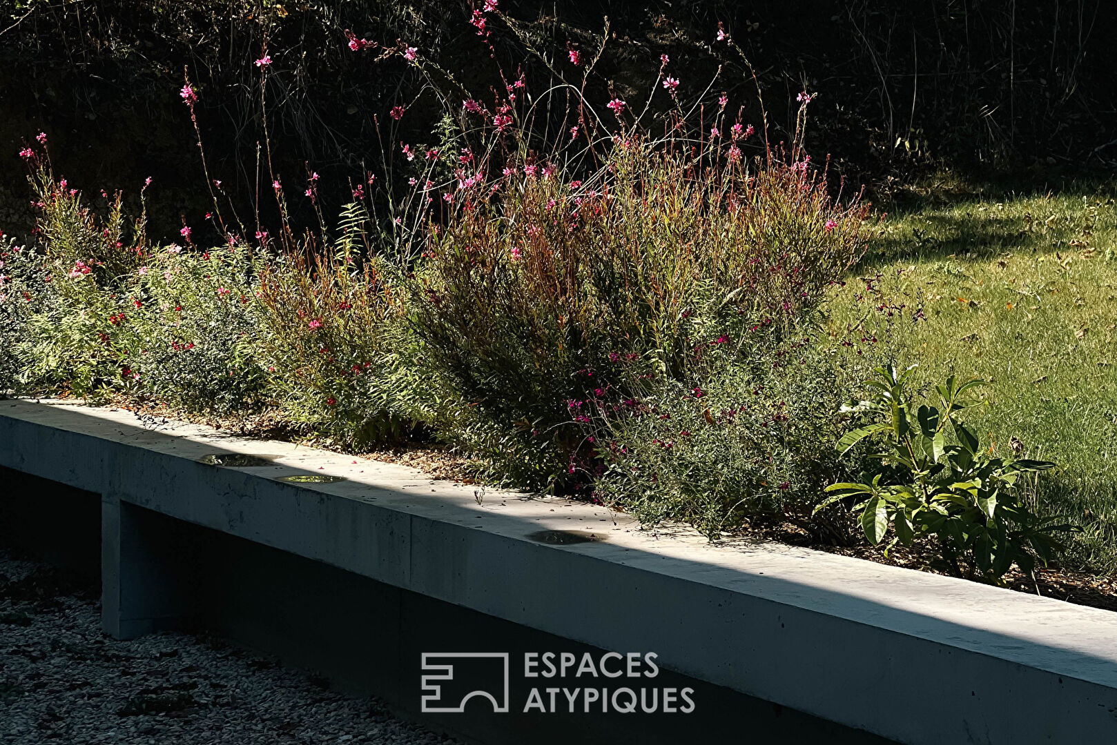 Maison de campagne avec une décoration contemporaine