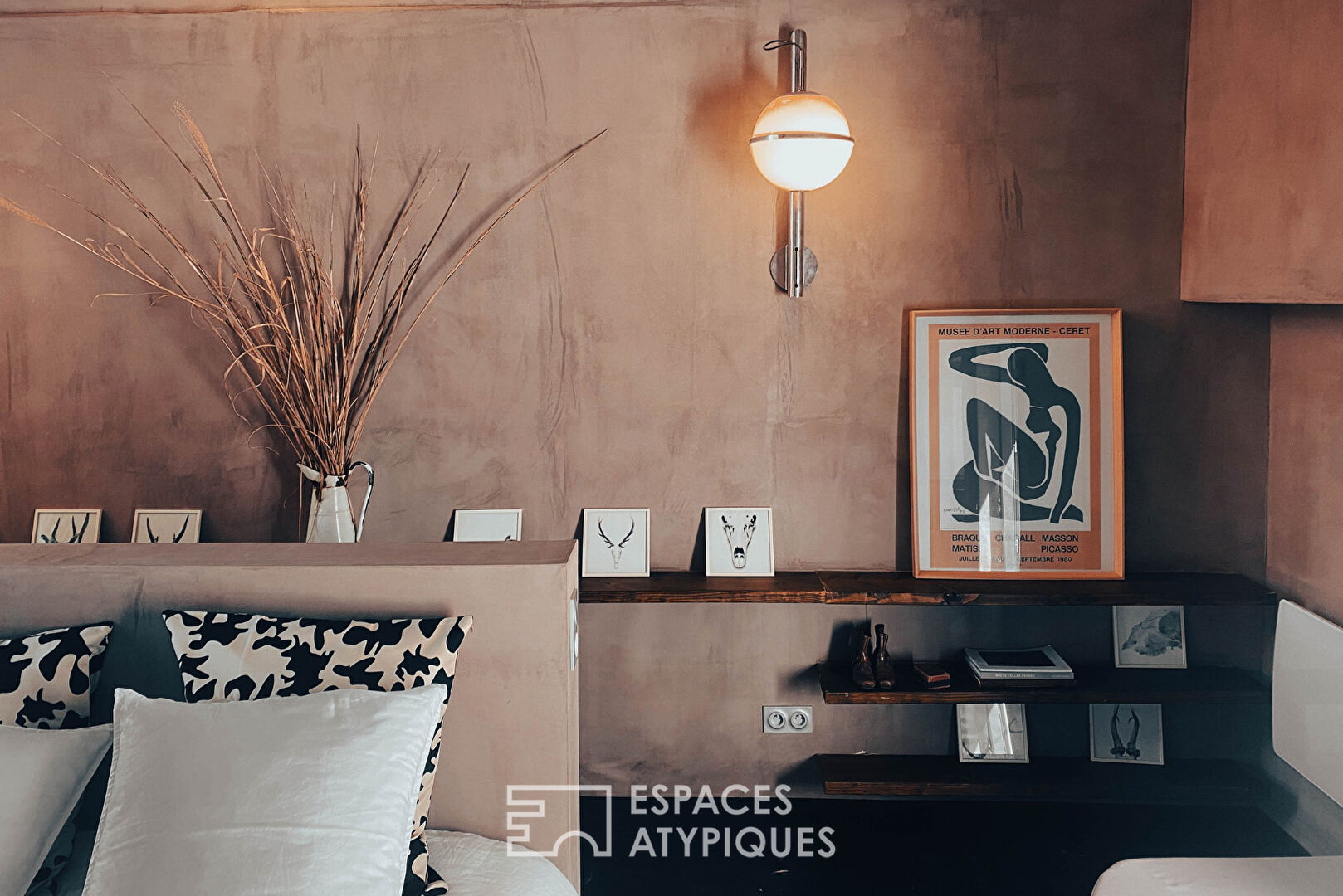 Maison de campagne avec une décoration contemporaine