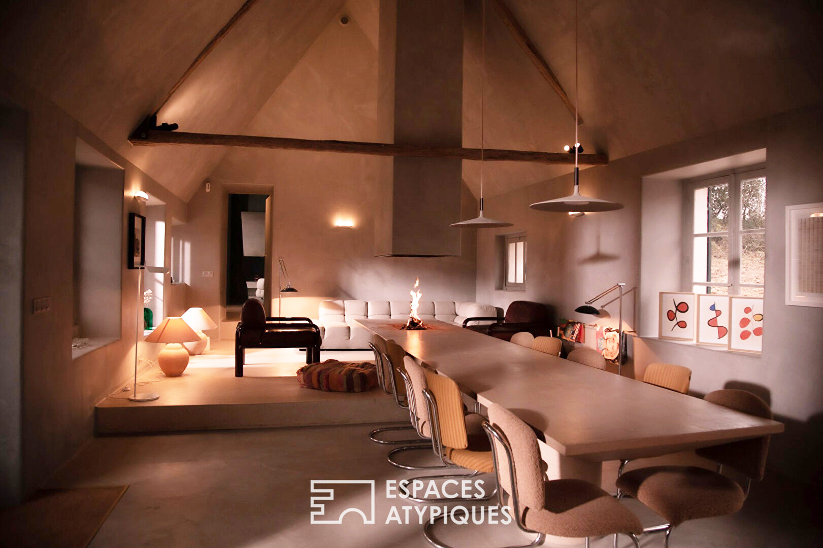 Maison de campagne avec une décoration contemporaine