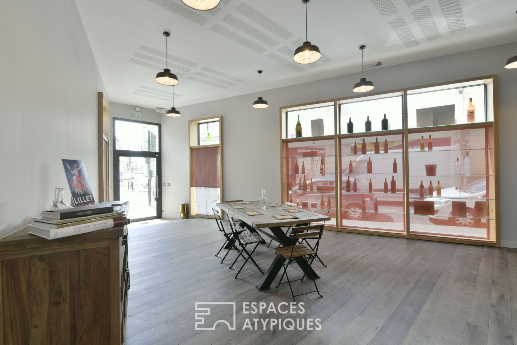 Espace avec cave à vin