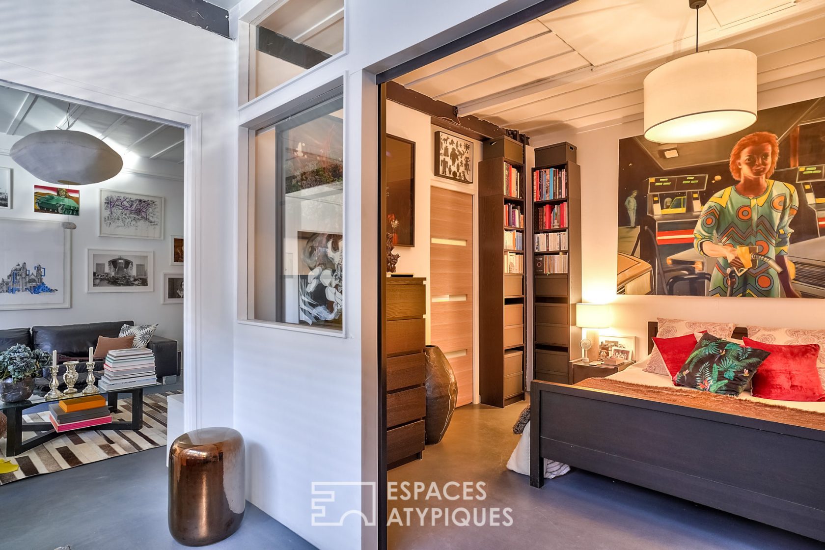 Le loft de collectionneur avec verrière et briques rouges