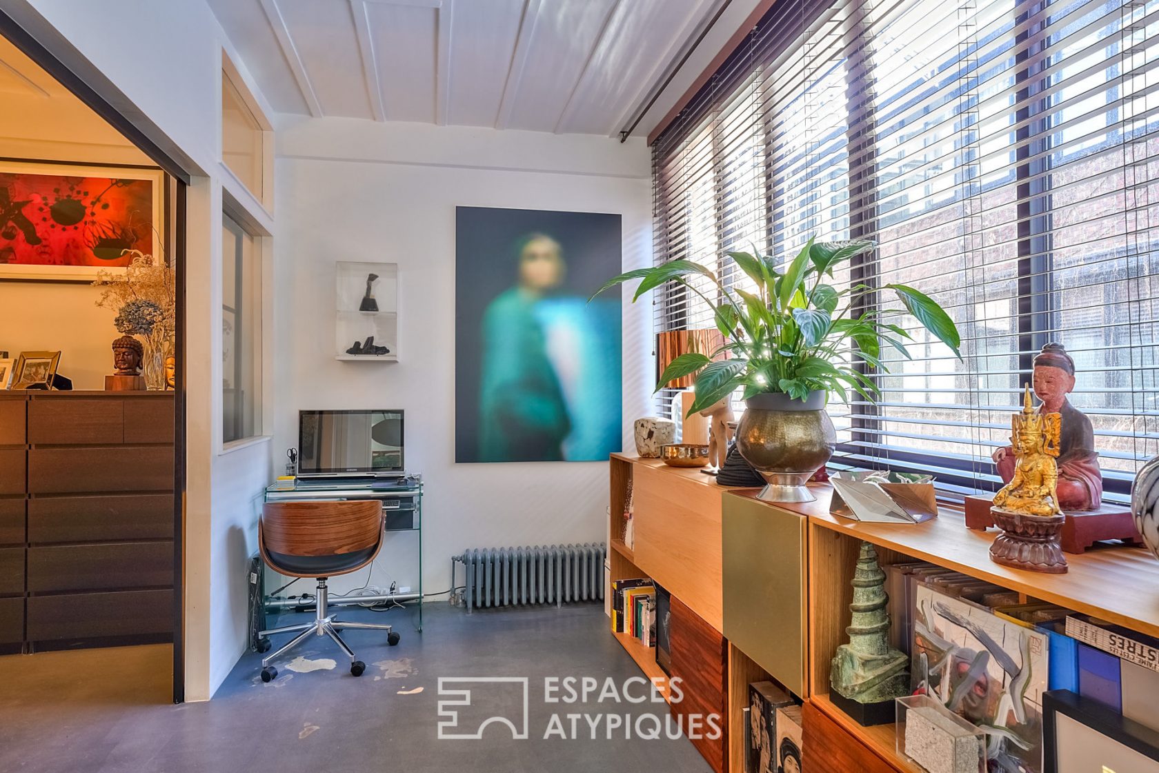 Le loft de collectionneur avec verrière et briques rouges