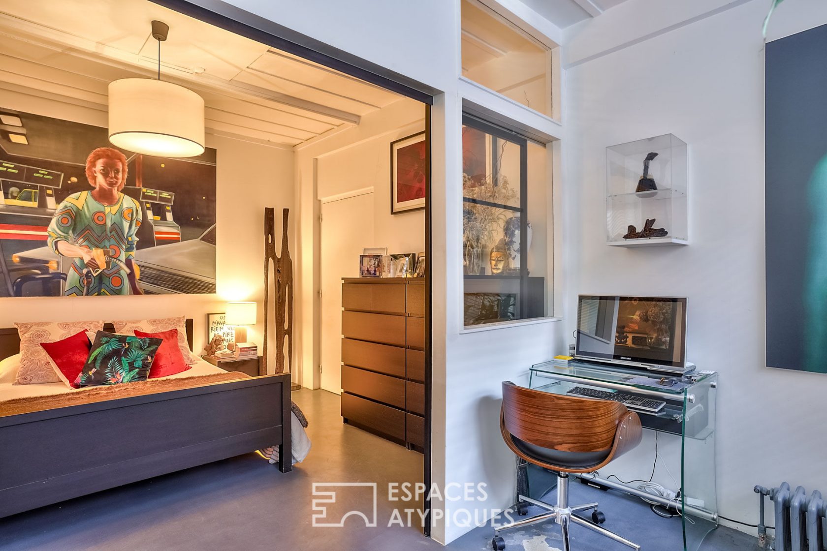 Le loft de collectionneur avec verrière et briques rouges