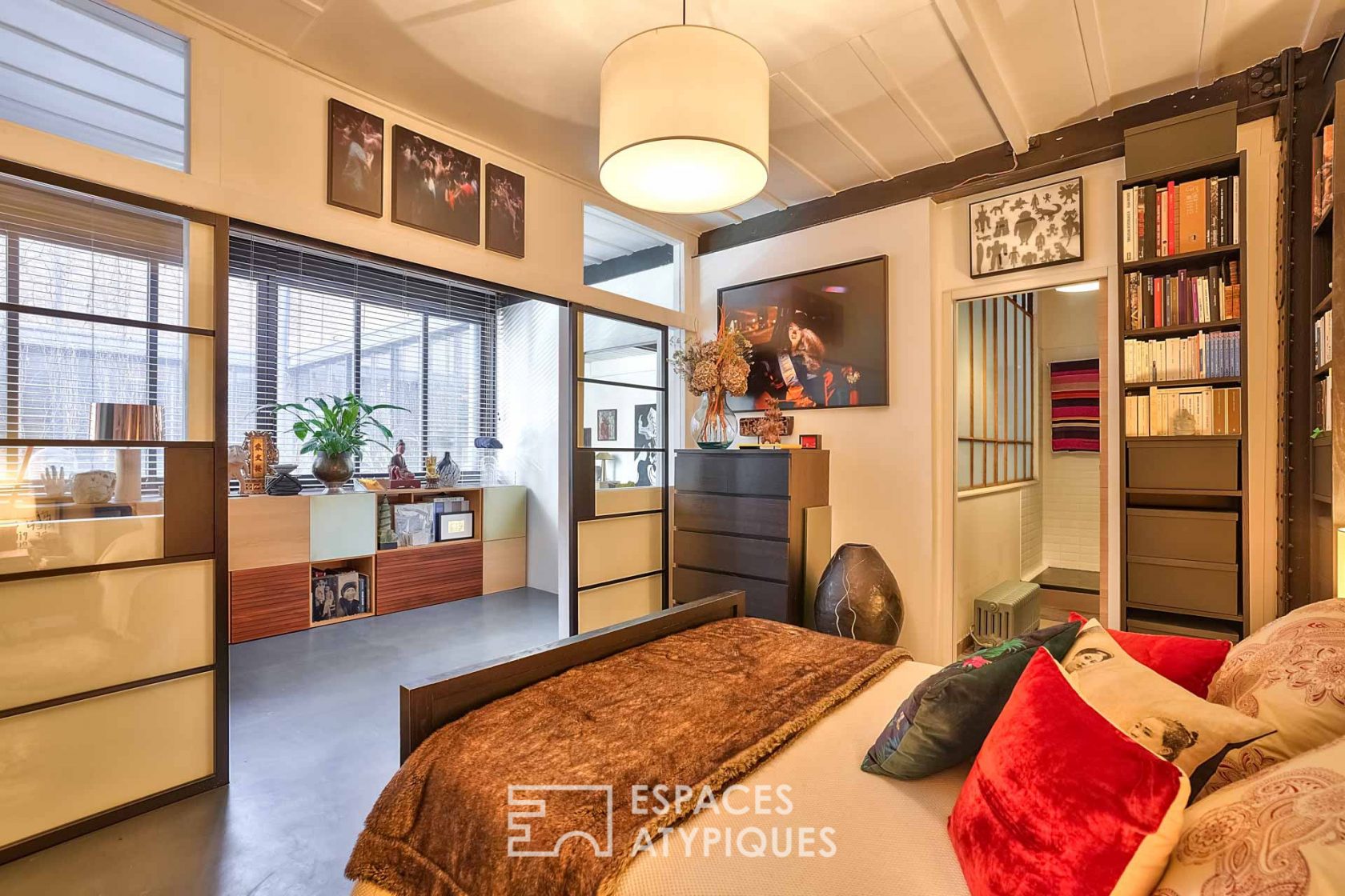 Le loft de collectionneur avec verrière et briques rouges