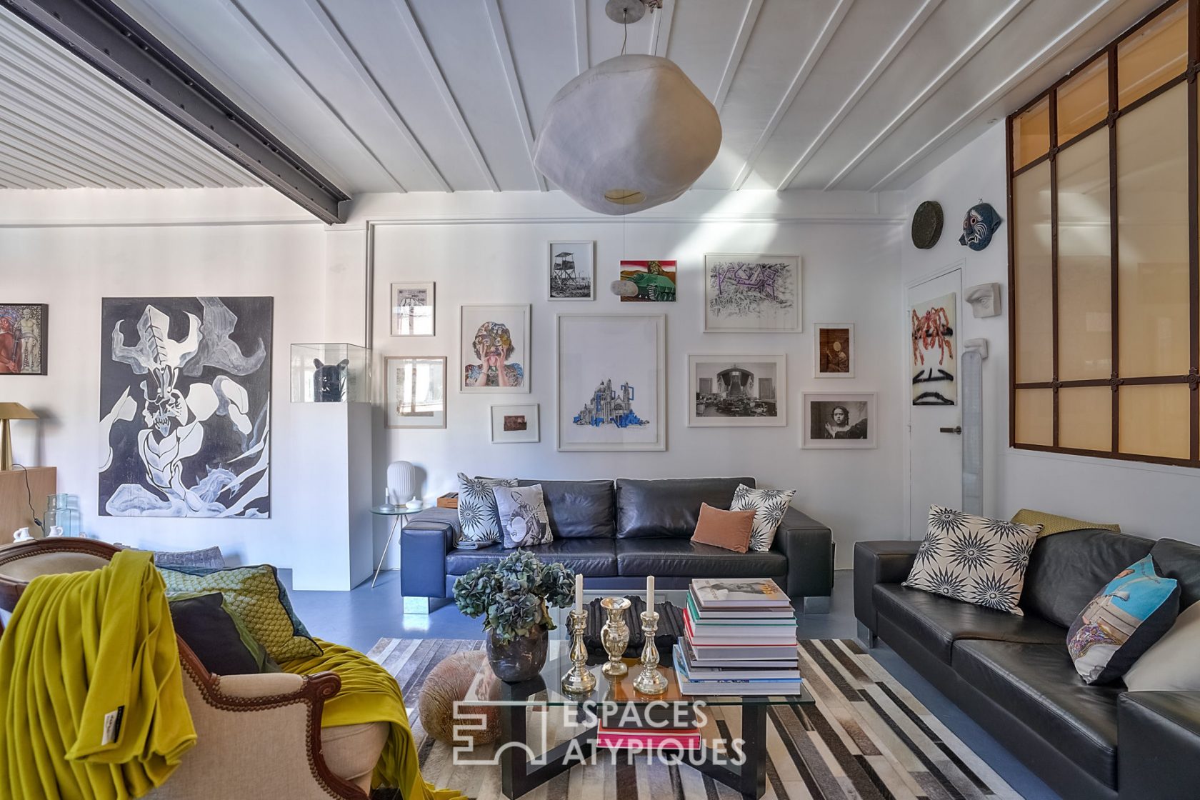 Le loft de collectionneur avec verrière et briques rouges
