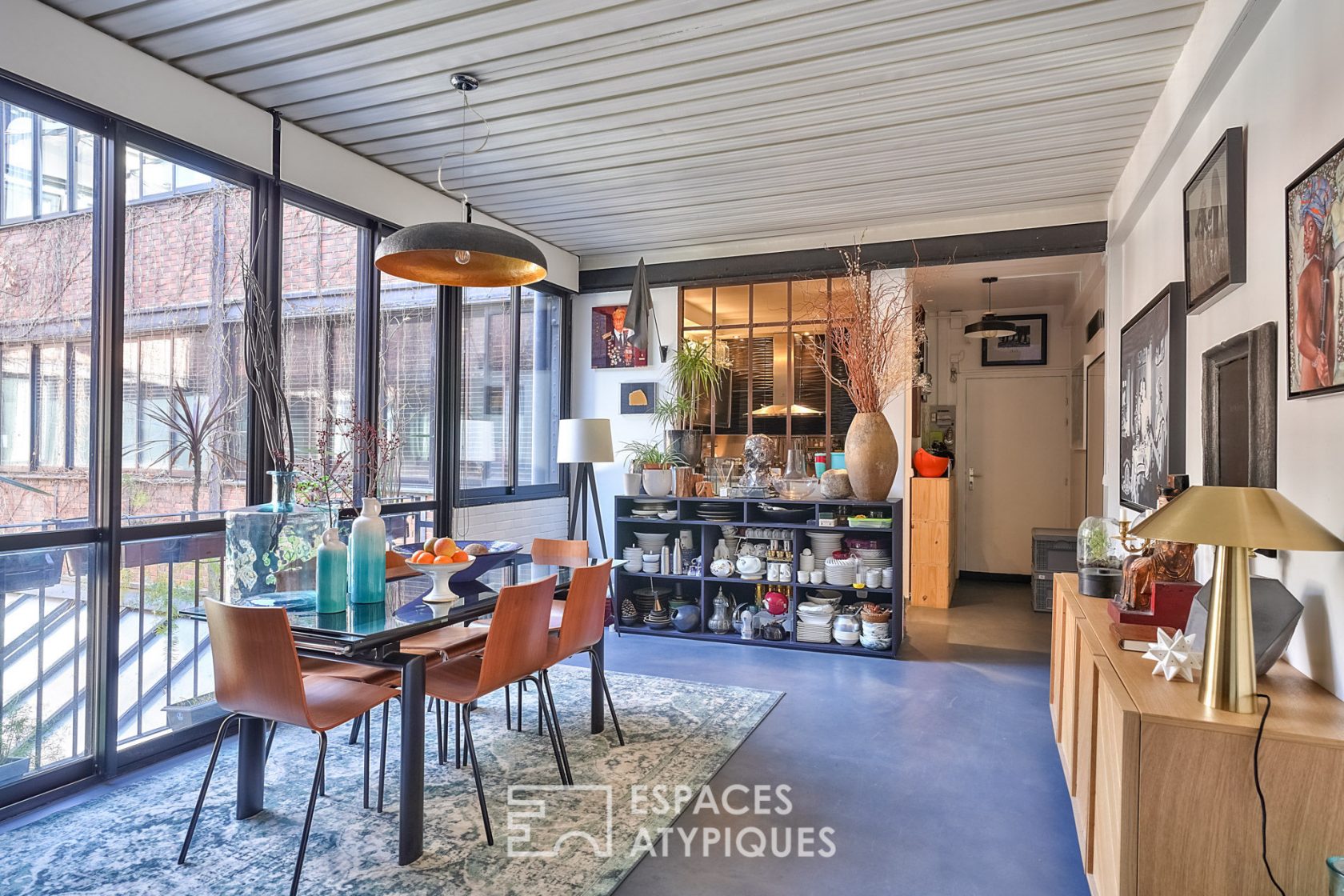 Le loft de collectionneur avec verrière et briques rouges