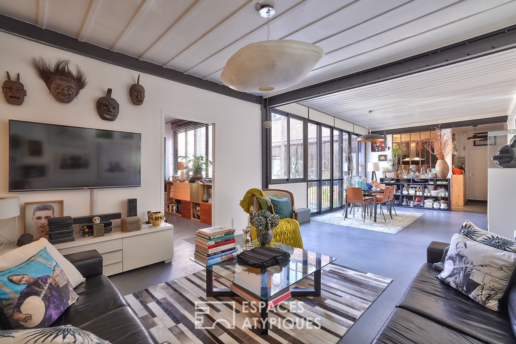 Le loft de collectionneur avec verrière et briques rouges