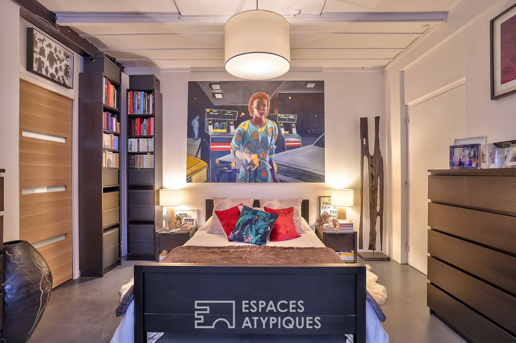 Le loft de collectionneur avec verrière et briques rouges