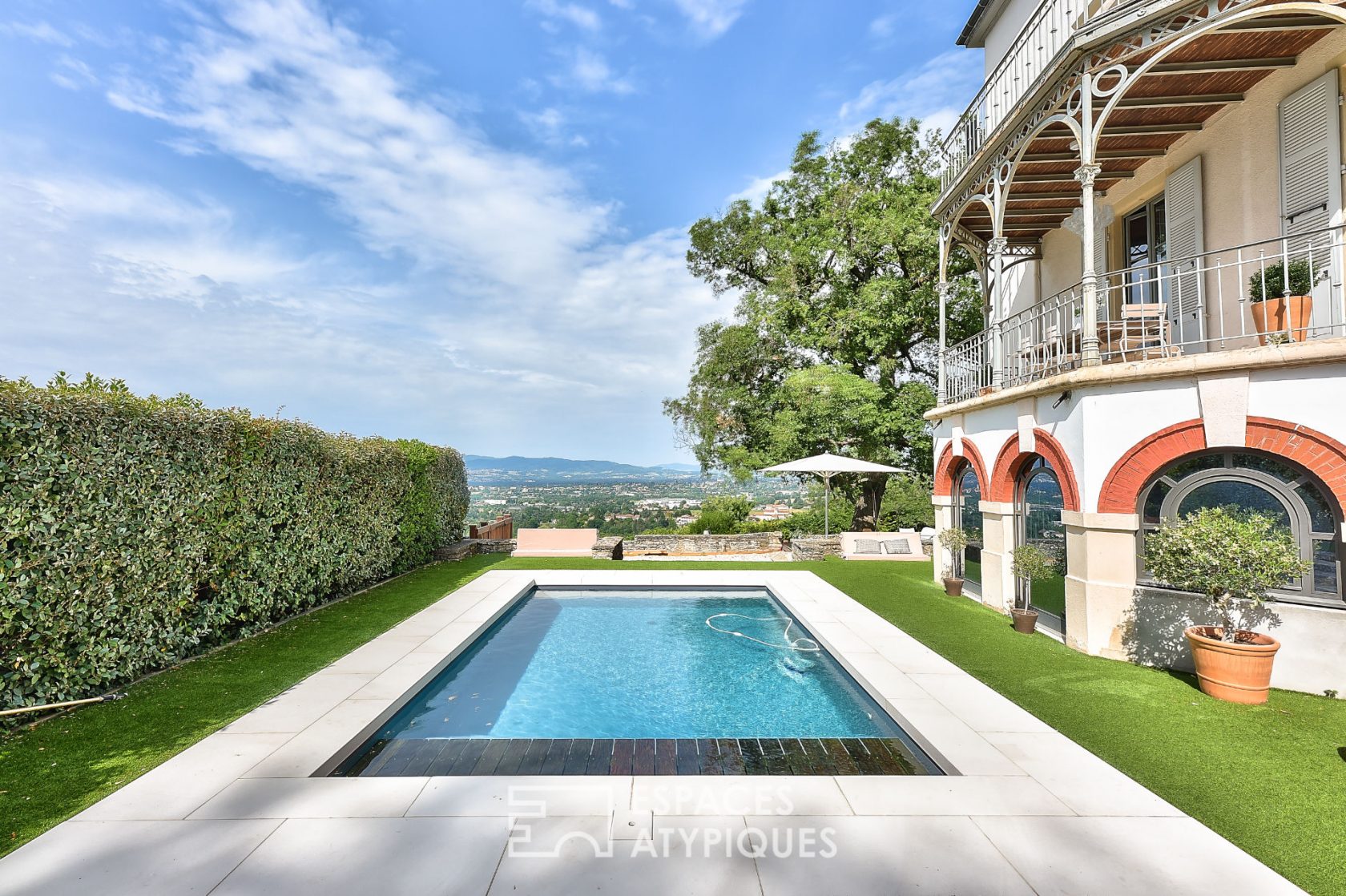Vista House with swimming pool
