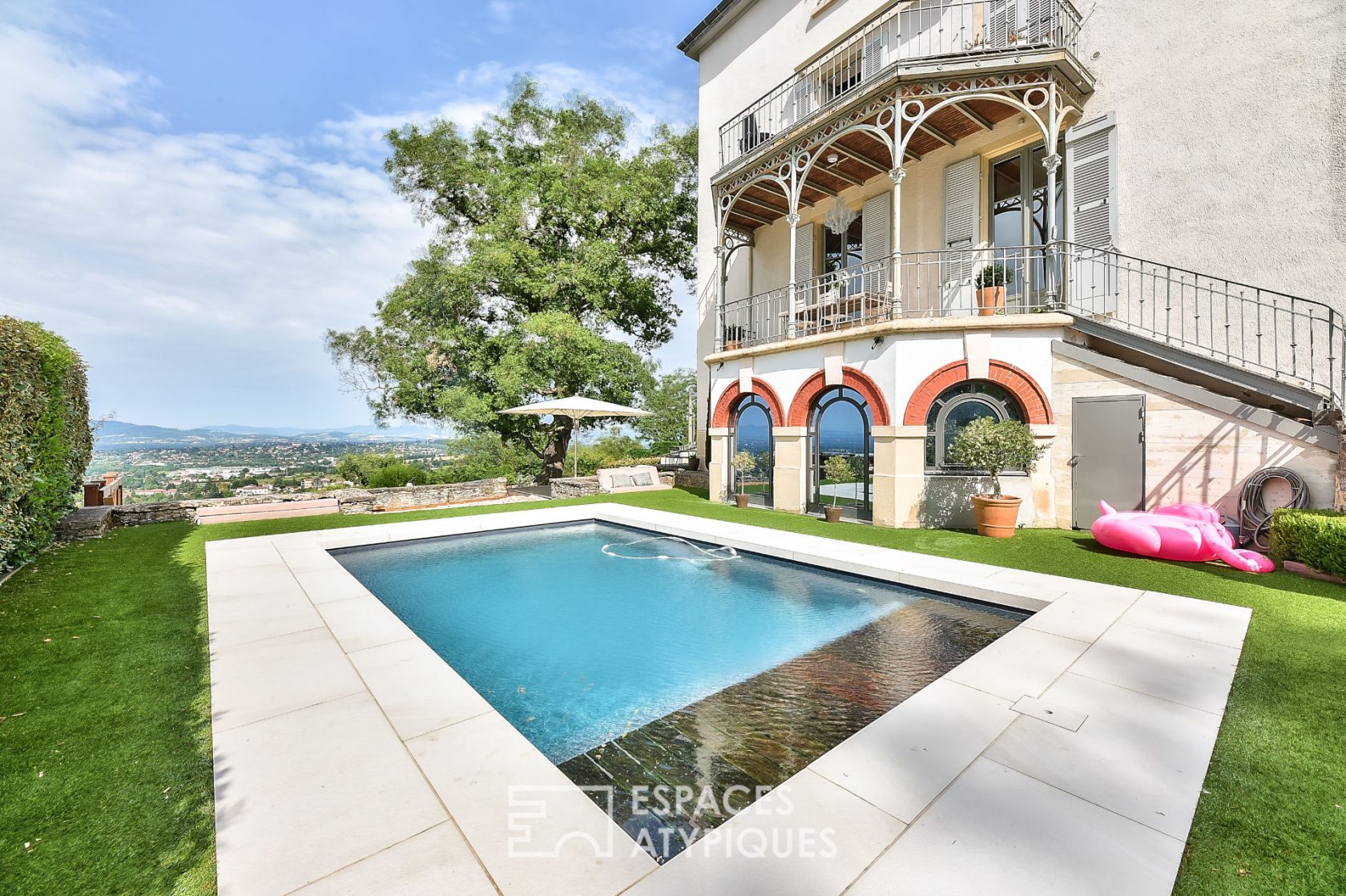 Vista House with swimming pool